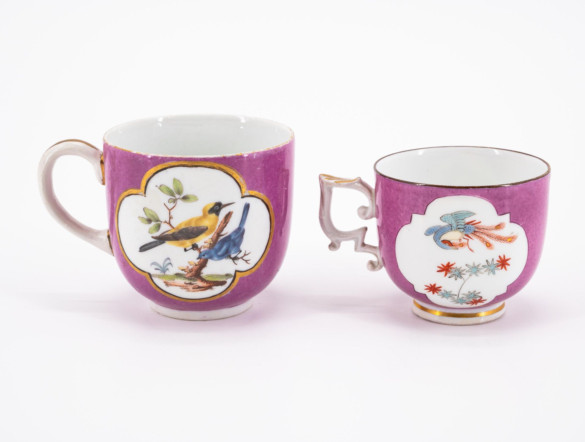 Eine Tasse und Untertasse mit Wachteldekor & zwei Tassen mit Purpurfond und Vogeldekoren - Bild 3 aus 11