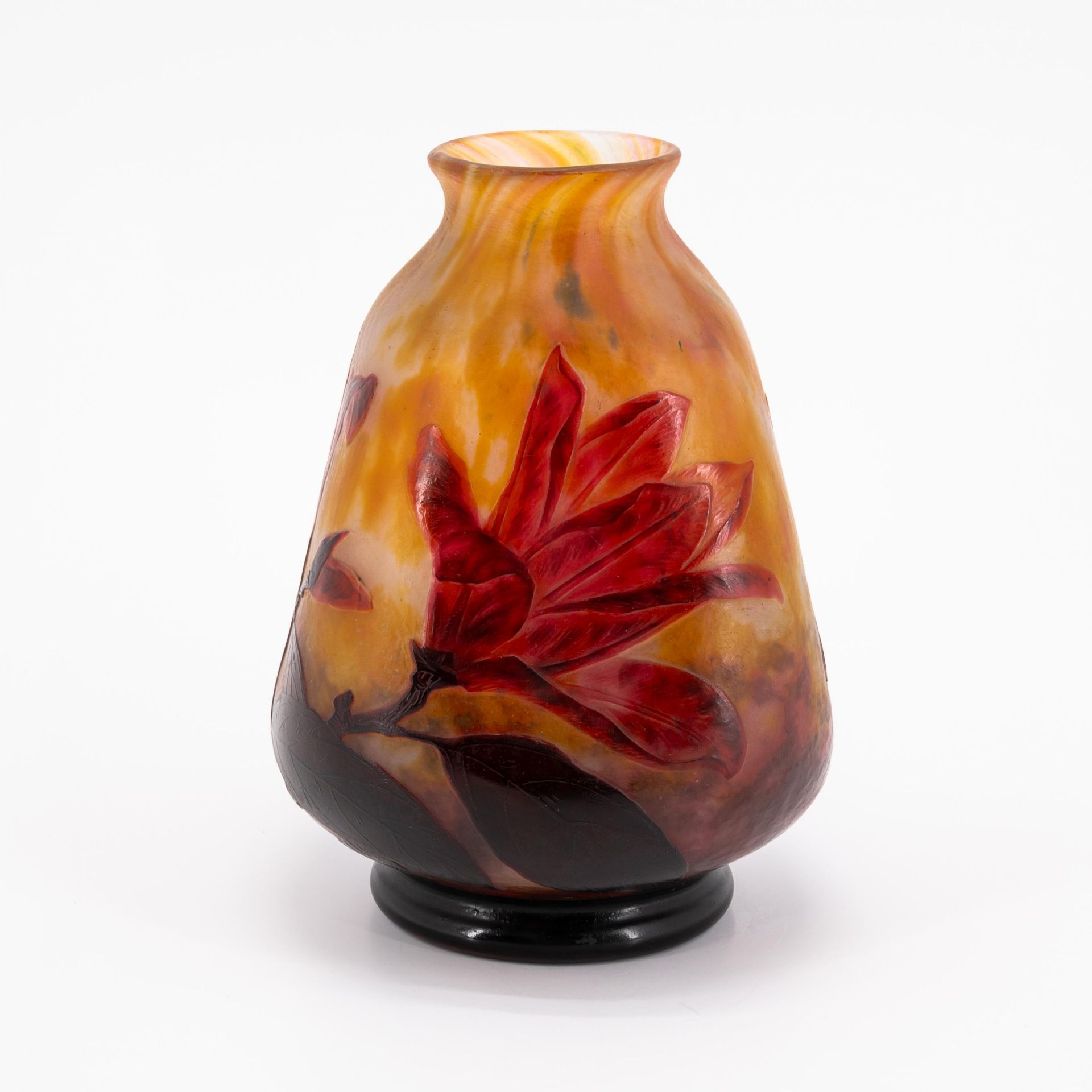 GLASS VASE WITH MAGNOLIA BRANCHES - Image 3 of 7