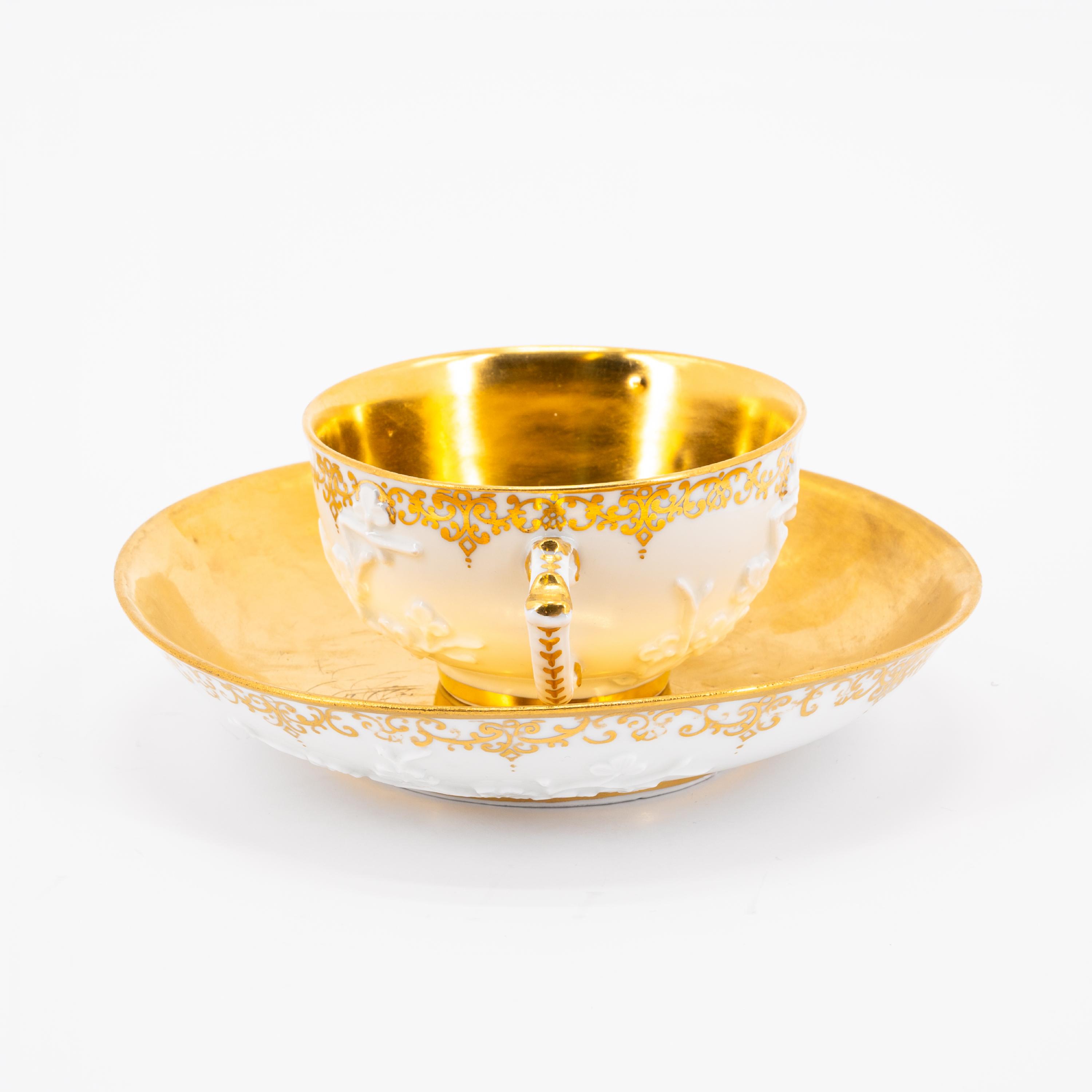 PORCELAIN ENSEMBLE OF SLOP BOWL, TWO CUPS AND SAUCERS WITH GILDED DECOR - Image 7 of 16