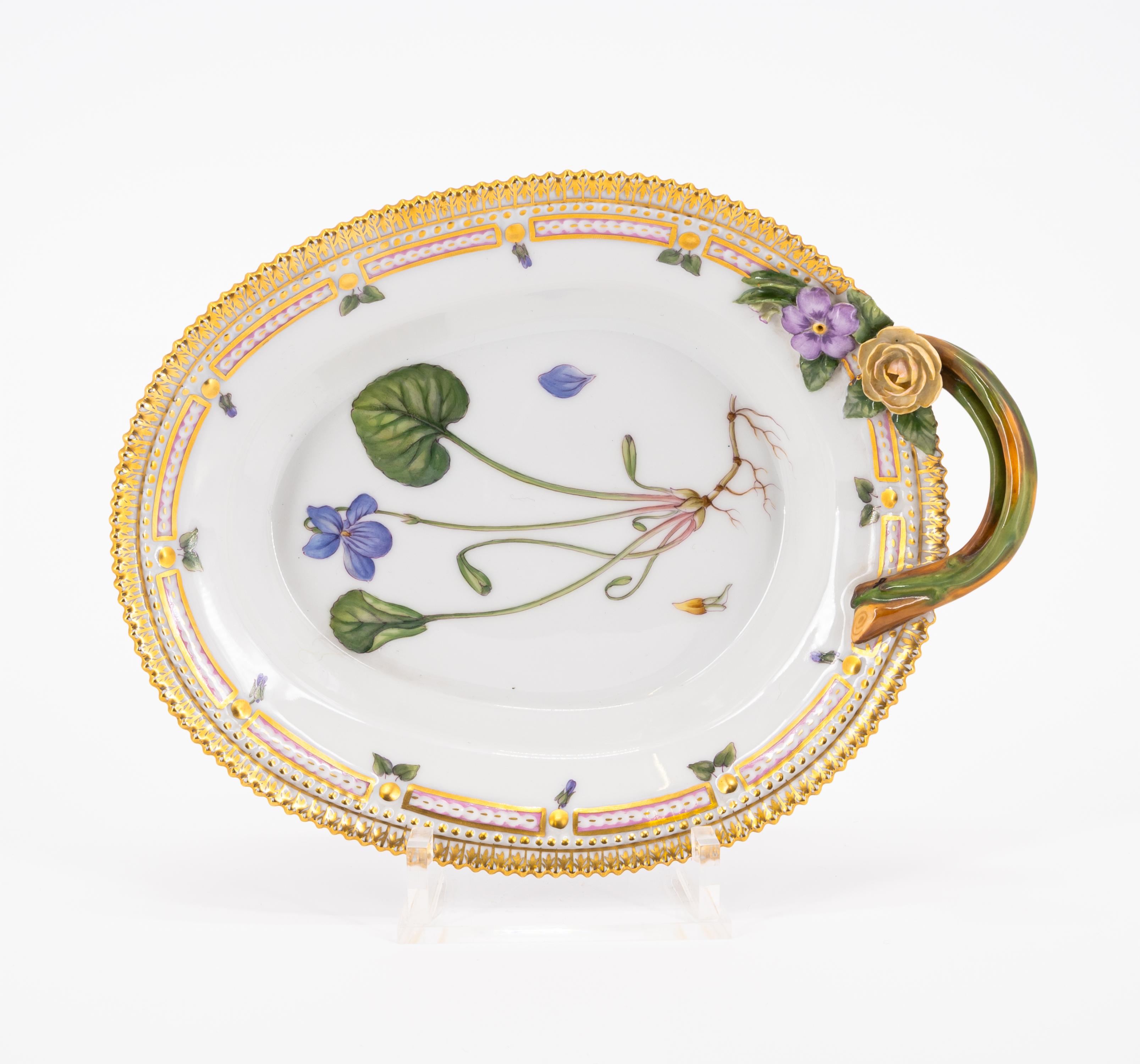 18 PIECES FROM A PORCELAIN DINNER SERVICE 'FLORA DANICA' - Image 9 of 26