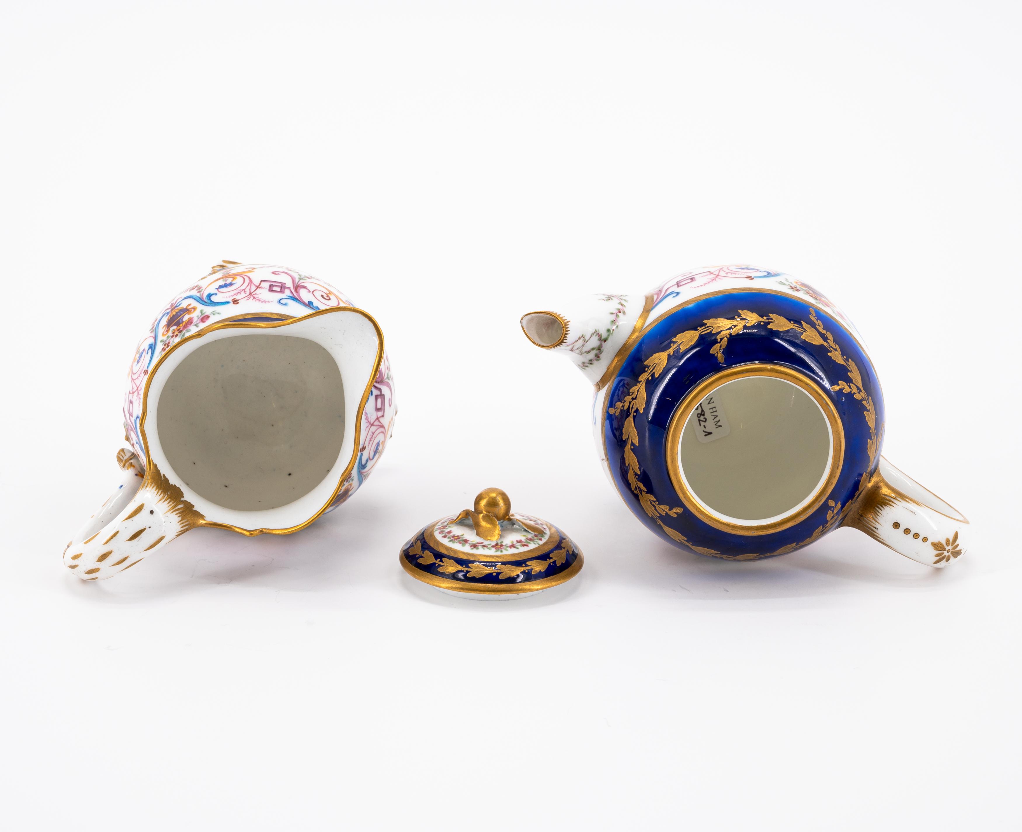 PORCELAIN SOLITAIRE WITH TENDRIL DECORATIONS AND DEEP BLUE GROUND - Image 12 of 13