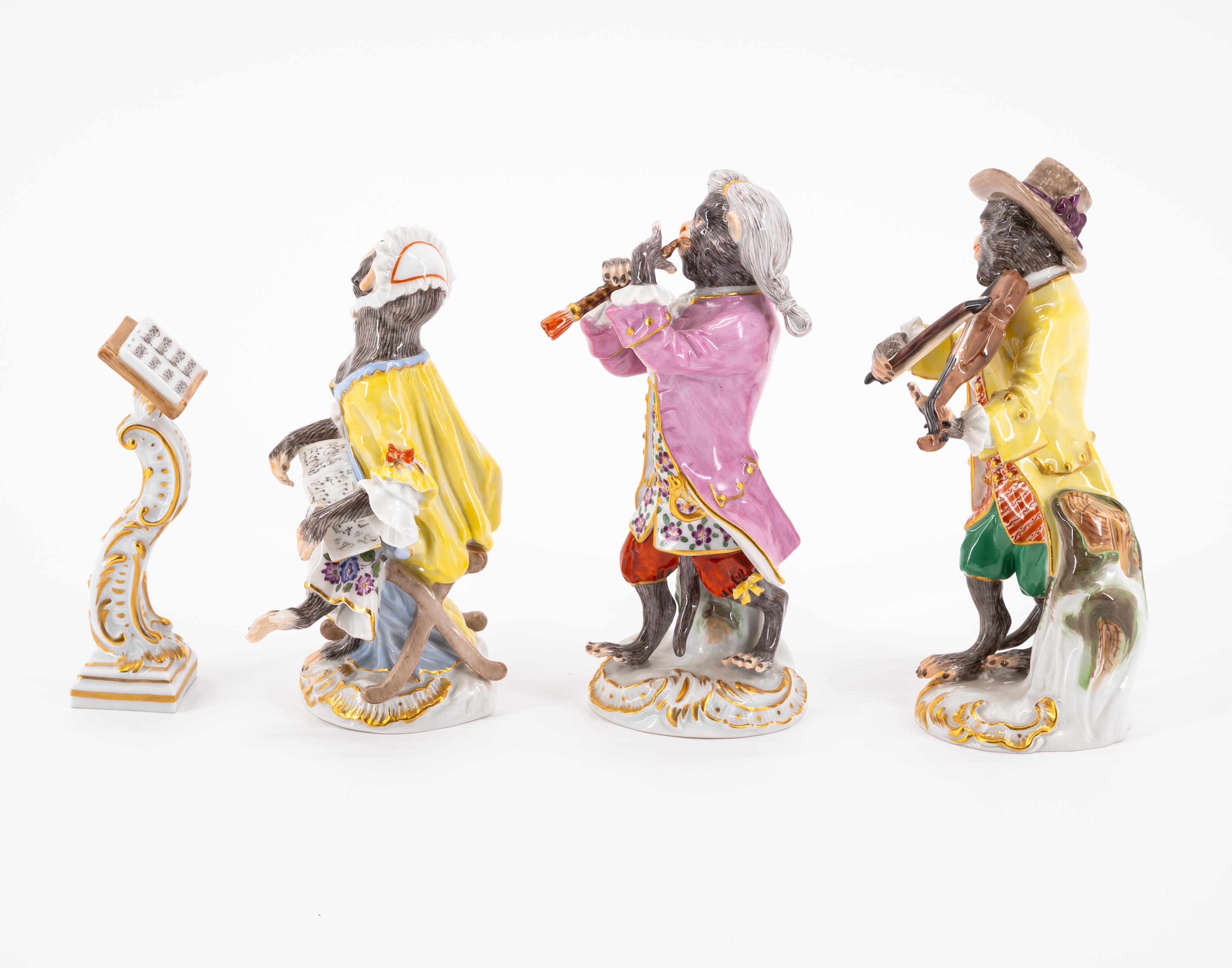 21 PORCELAIN FIGURES FROM THE MONKEY CHAPEL - Image 23 of 27