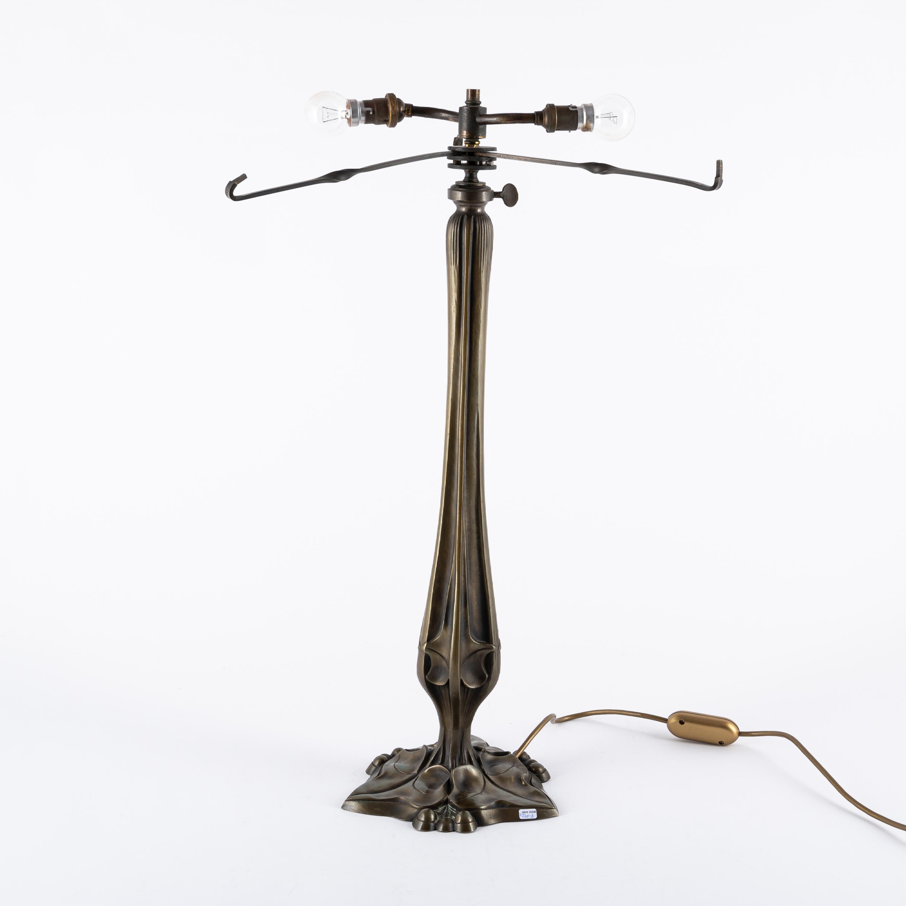 LARGE GLASS TABLE LAMP WITH METAL FOOT - Image 6 of 6