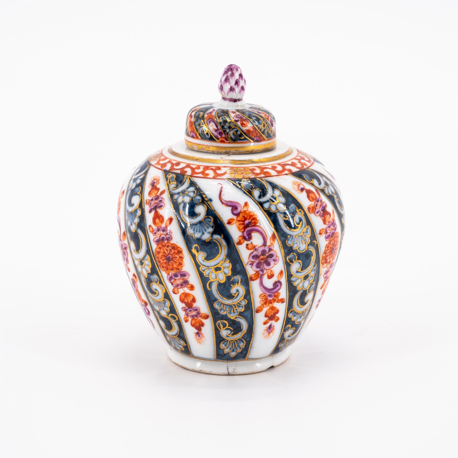 Teedose und Untertasse mit Streifendekor in der Art Ostasiatischer 'Brokatware' - Bild 7 aus 9
