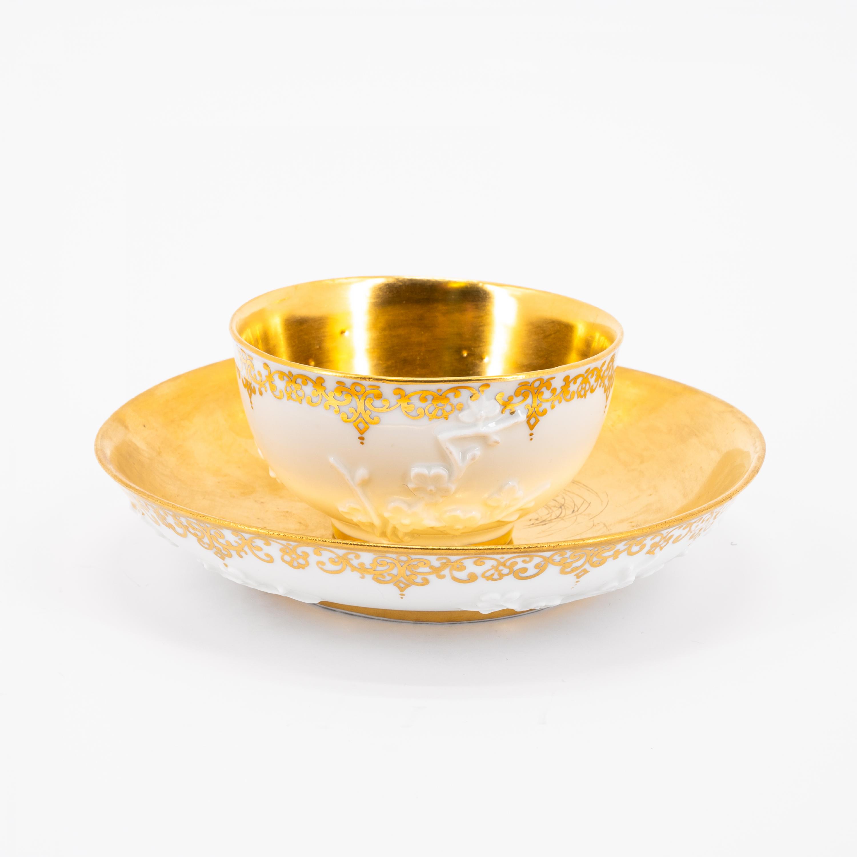 PORCELAIN ENSEMBLE OF SLOP BOWL, TWO CUPS AND SAUCERS WITH GILDED DECOR - Image 9 of 16
