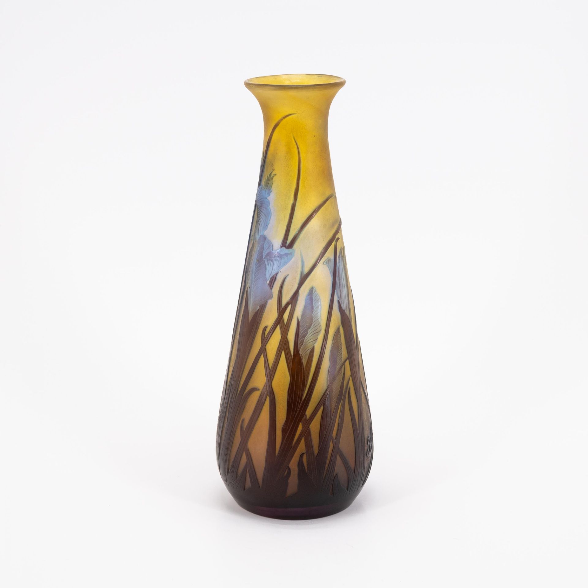 Keulenförmige Vase mit Schwertliliendekor - Bild 2 aus 6