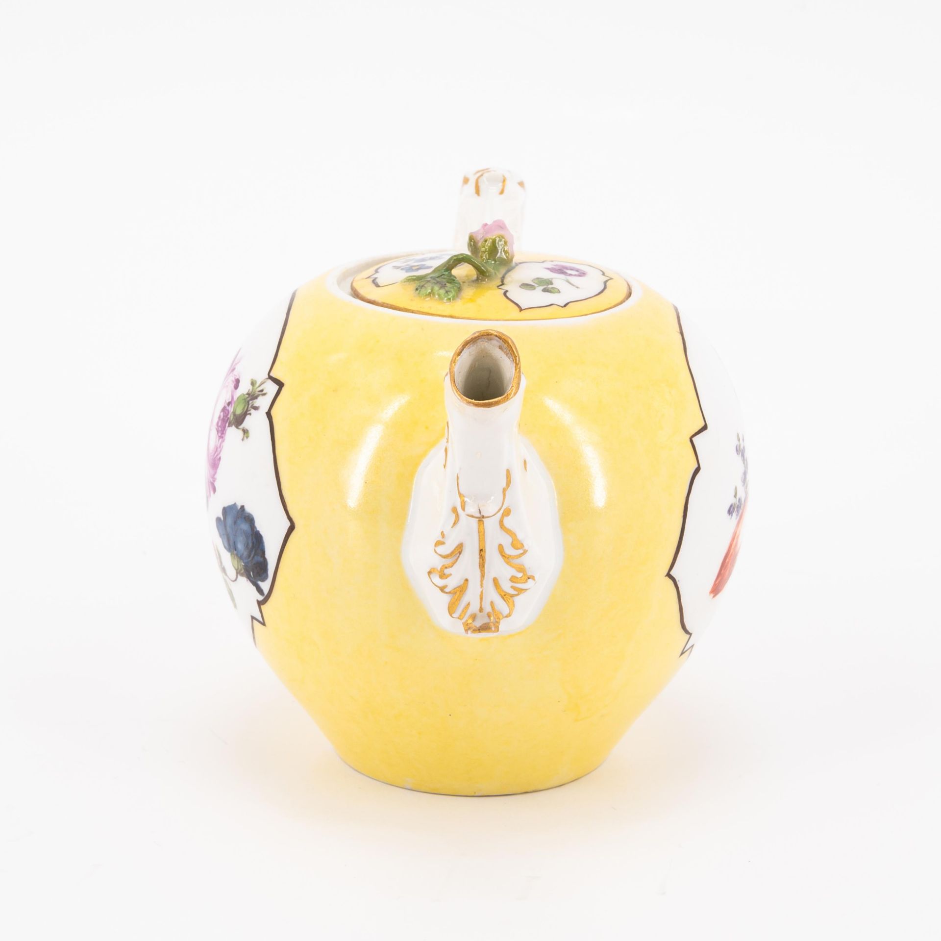 Teekanne, zwei Tassen und Untertassen mit gelbem Fond und ombrierter Blumenmalerei - Bild 9 aus 11