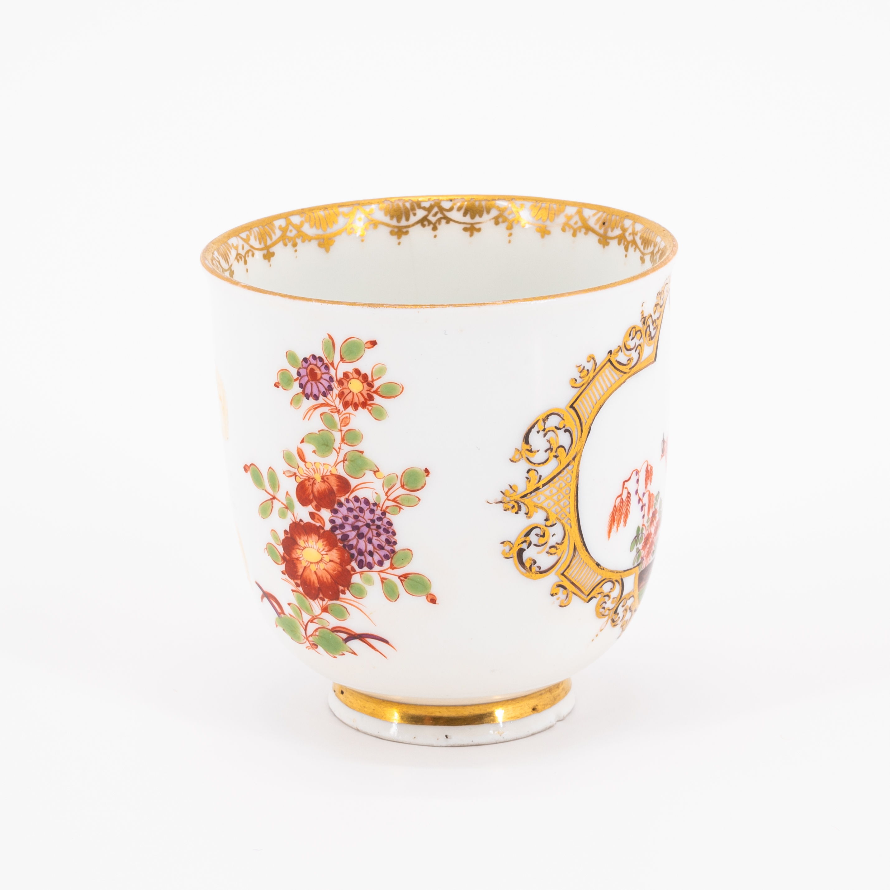 PORCELAIN CUP WITH CHINOISERIES AND 'INDIAN' FLOWERS - Image 4 of 6