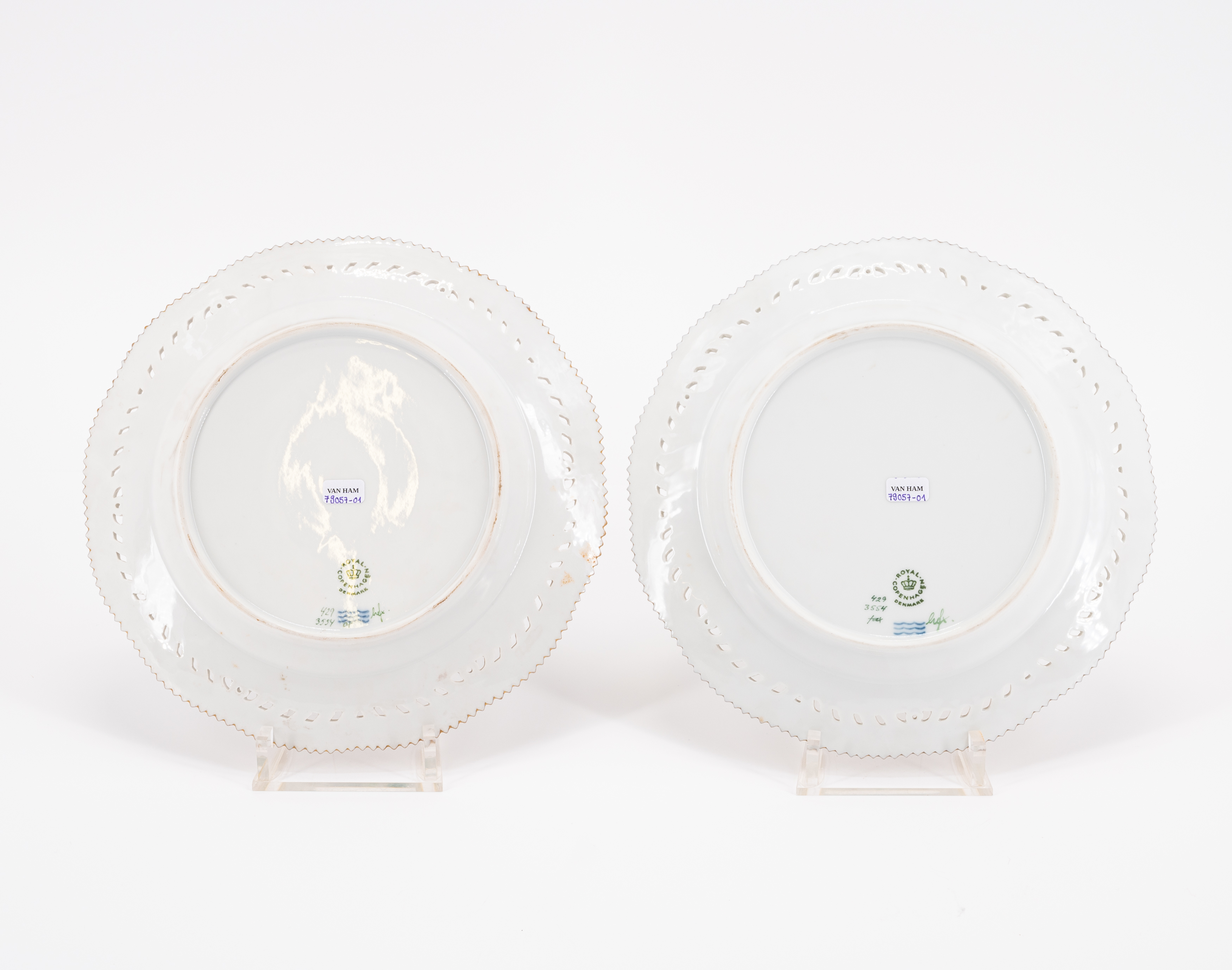 SEVEN PORCELAIN PLATES WITH PIERCED RIM AND FRUIT DECOR - Image 5 of 9