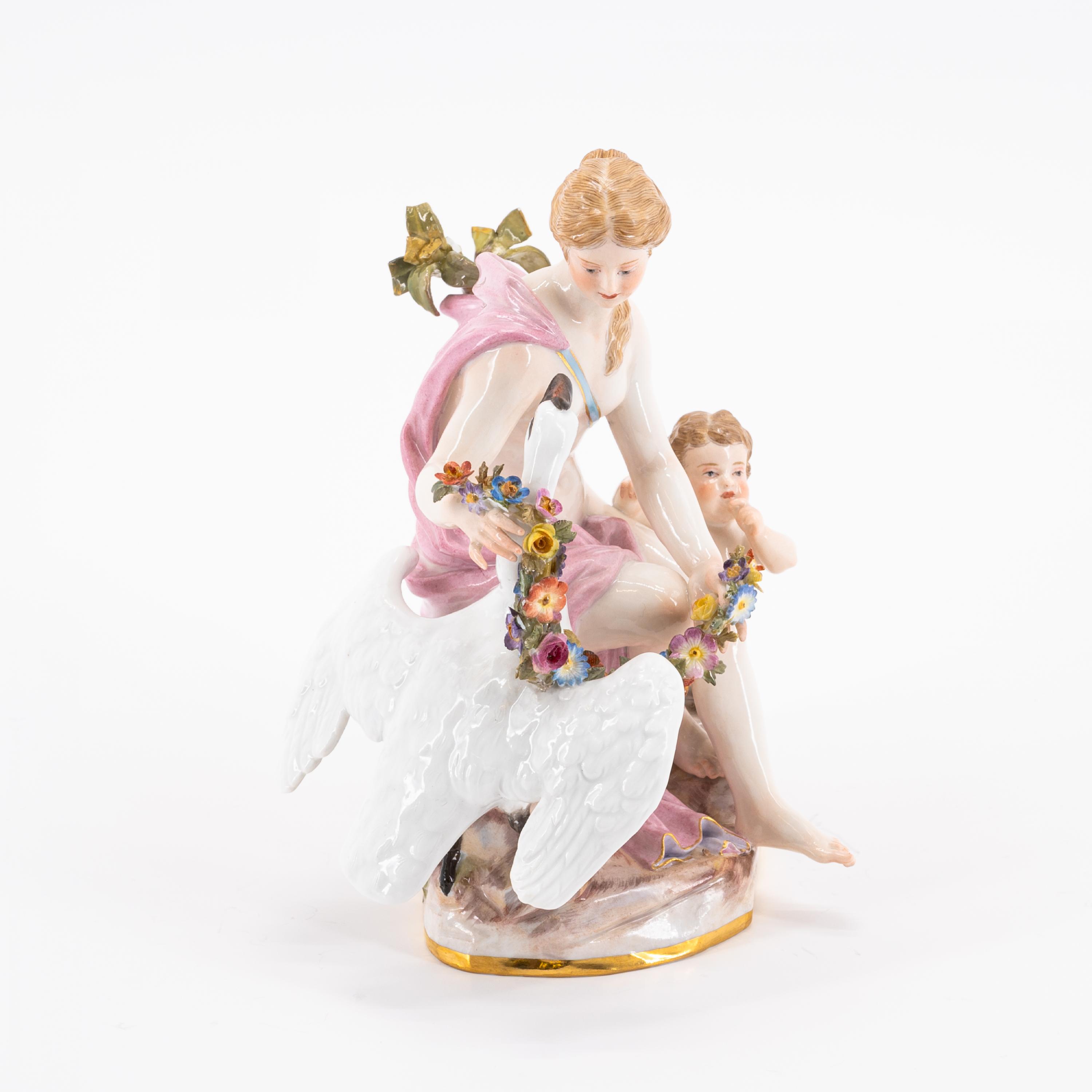PORCELAIN FIGURE OF LEDA WITH THE SWAN AND CUPID - Image 4 of 5