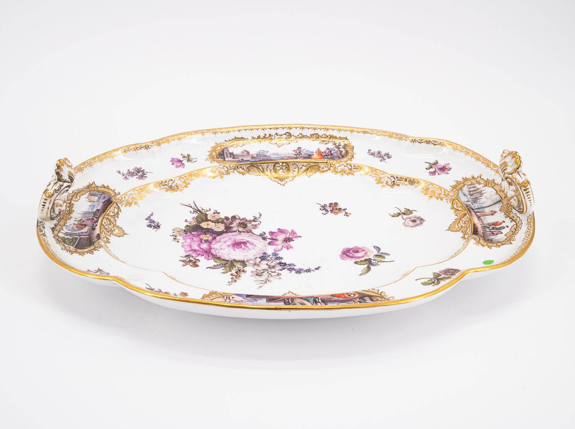 Große ovale Platte mit Watteauszenen und Blumenmalerei - Bild 2 aus 3
