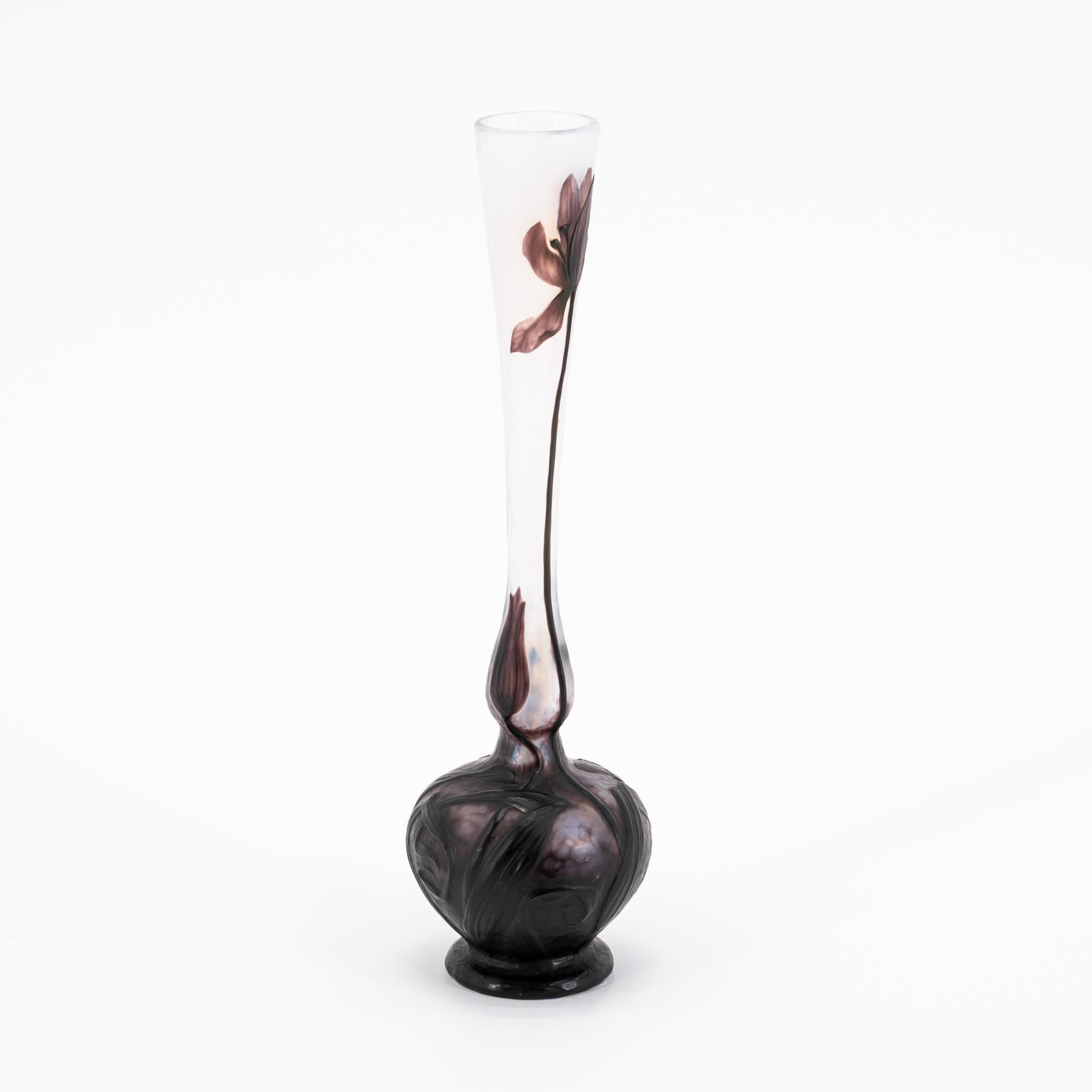 MINIATURE GLASS VASE WITH ORCHID DECORATION AND MARTELÉE CUT - Image 5 of 7