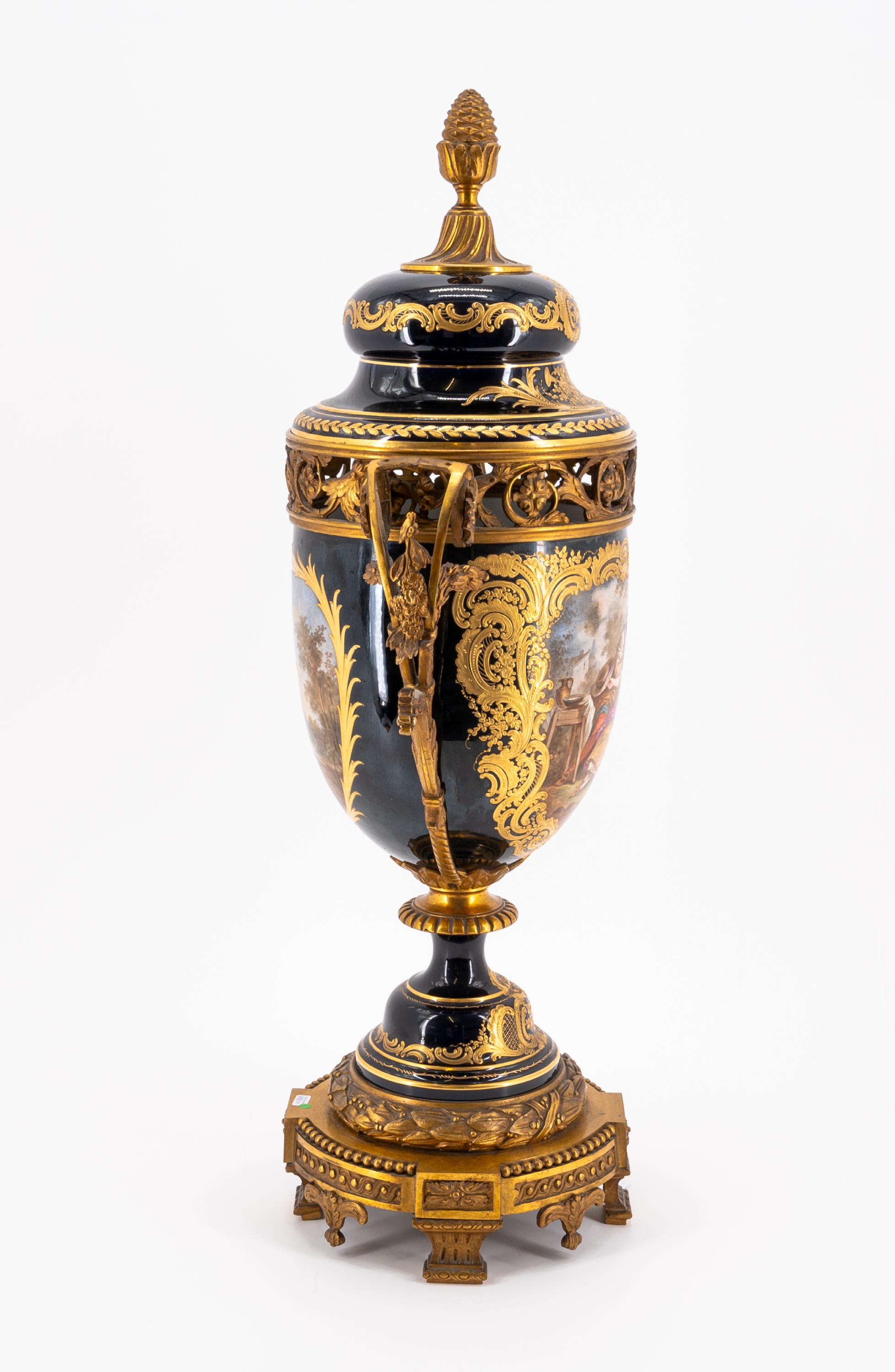 MAGNIFICENT PORCELAIN POTPOURRI VASE WITH GENRE SCENES AND LAPIS GROUND - Image 5 of 9