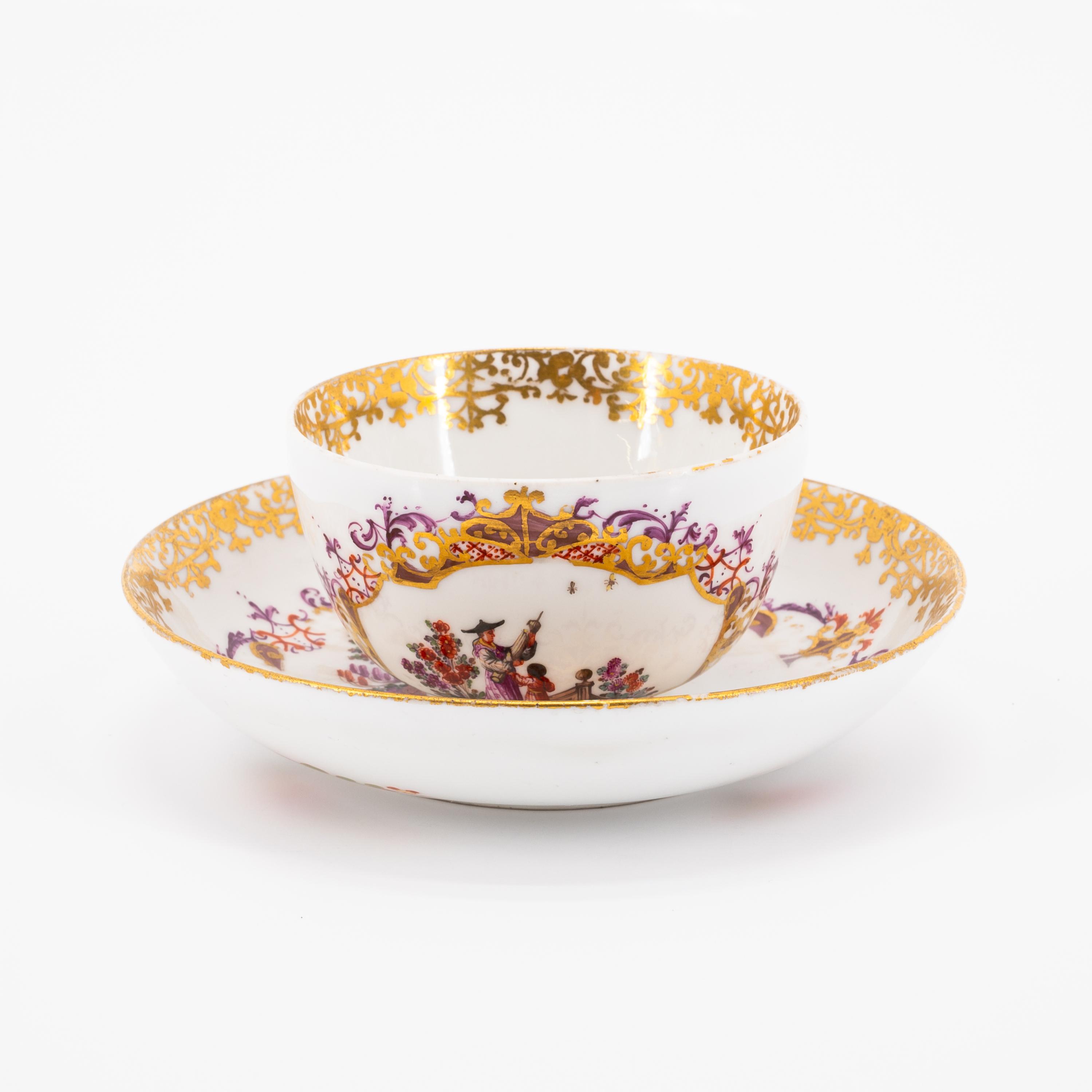TWO PORCELAIN TEA BOWLS WITH SAUCERS AND CHINOISEIES IN CARTOUCHES WITH FEATHER DECOR - Image 8 of 11