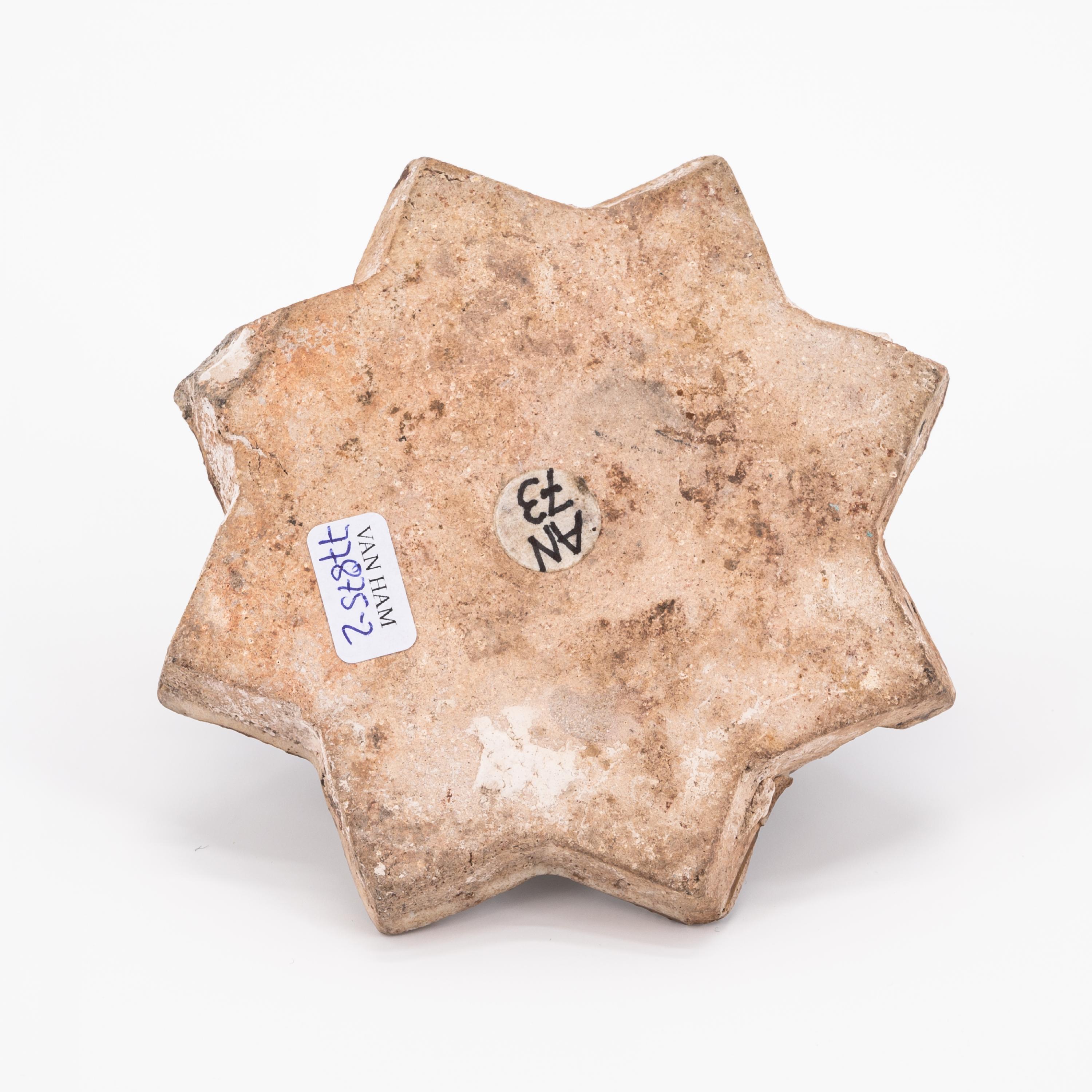 SMALL CERAMIC STAR TILE WITH WILD BOAR - Image 3 of 3