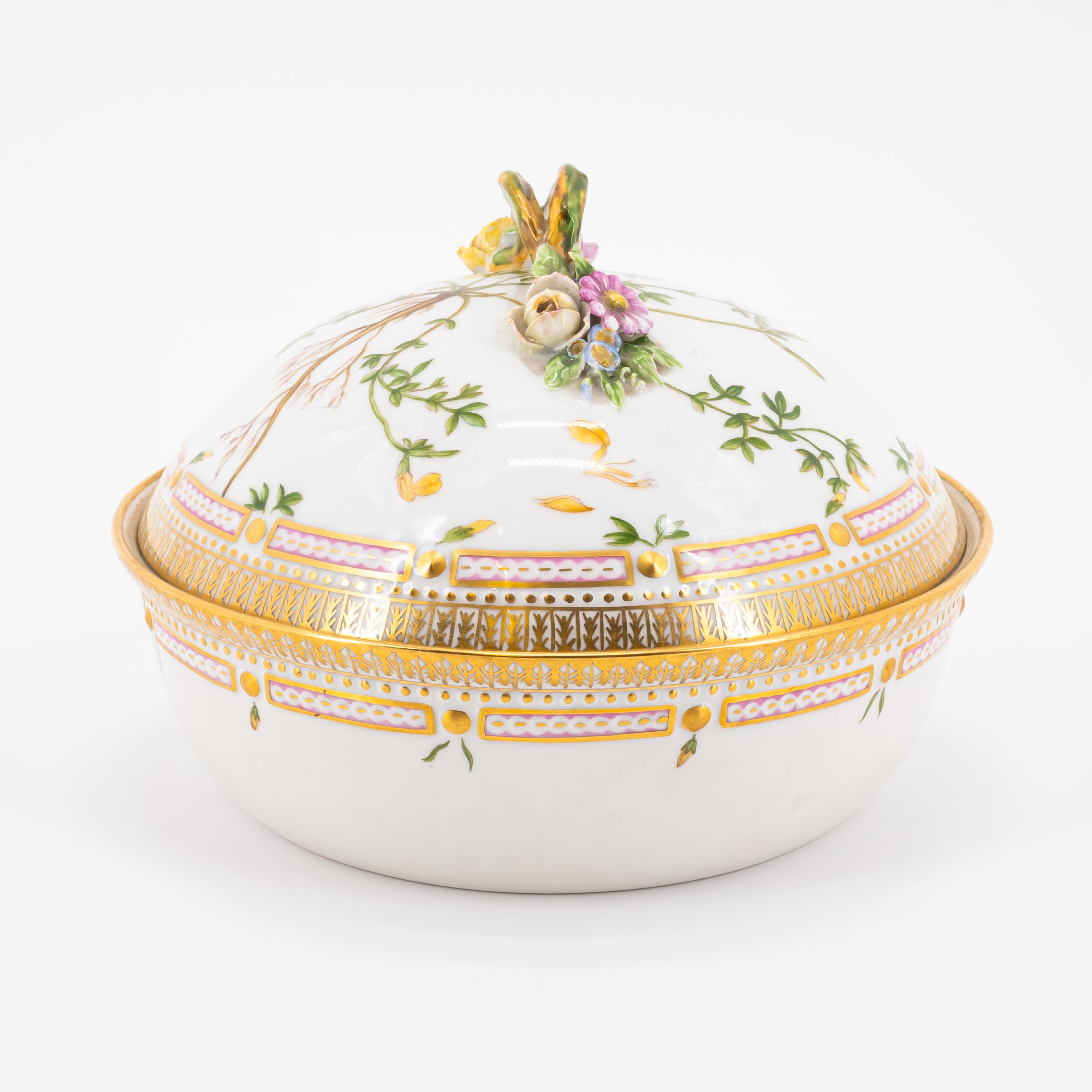 18 PIECES FROM A PORCELAIN DINNER SERVICE 'FLORA DANICA' - Image 17 of 26