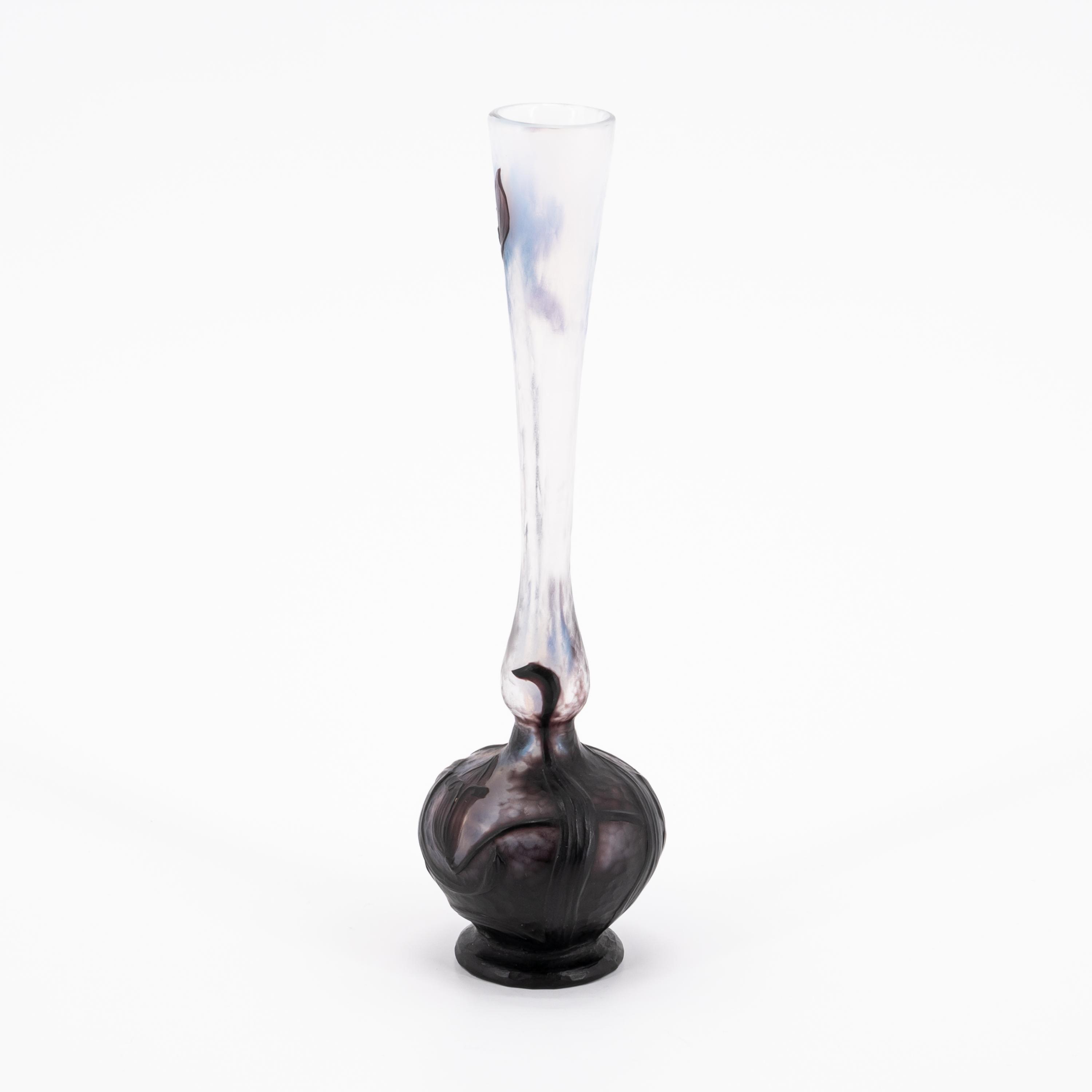 MINIATURE GLASS VASE WITH ORCHID DECORATION AND MARTELÉE CUT - Image 3 of 7