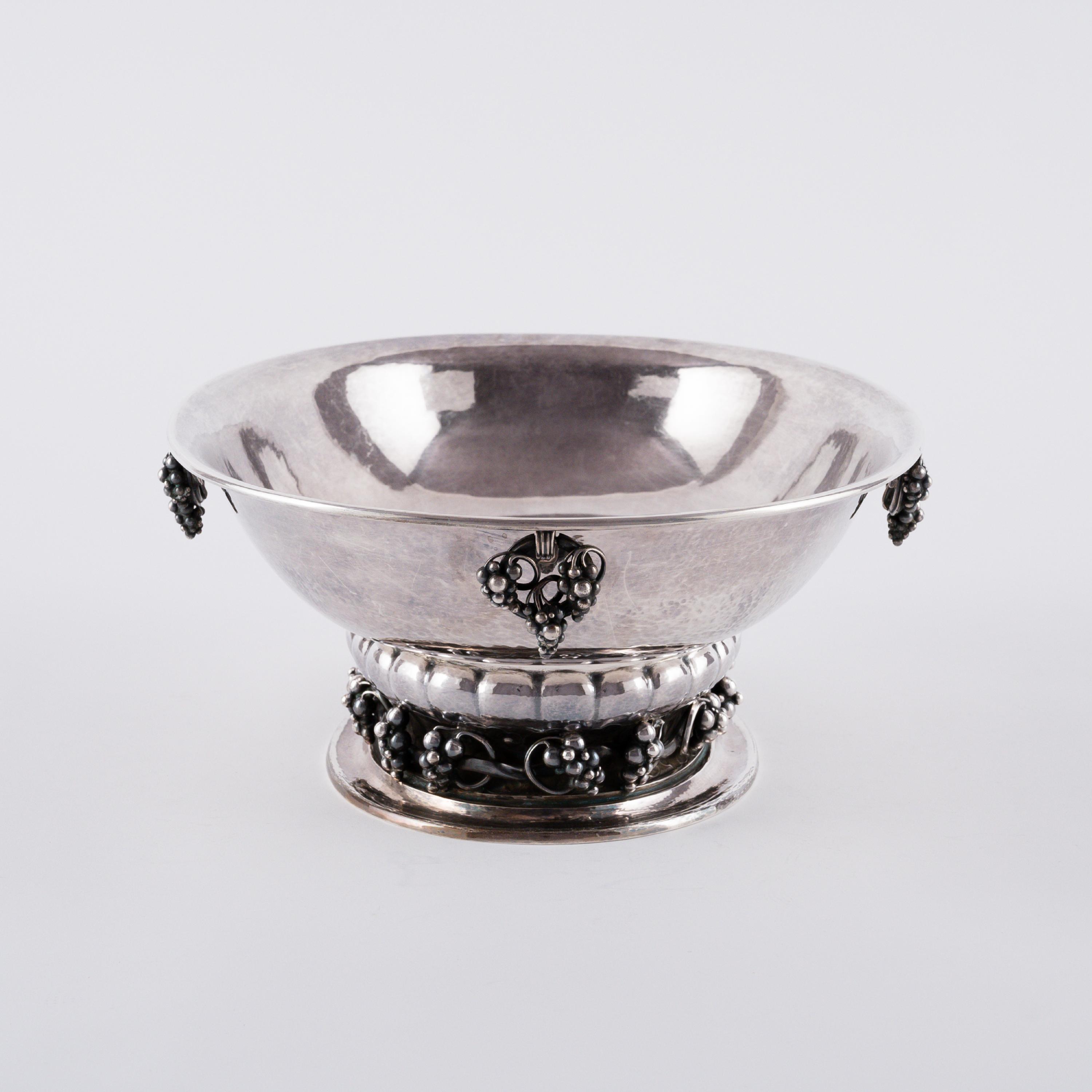 LARGE SILVER FOOTED BOWL WITH GRAPE DECOR - Image 3 of 7