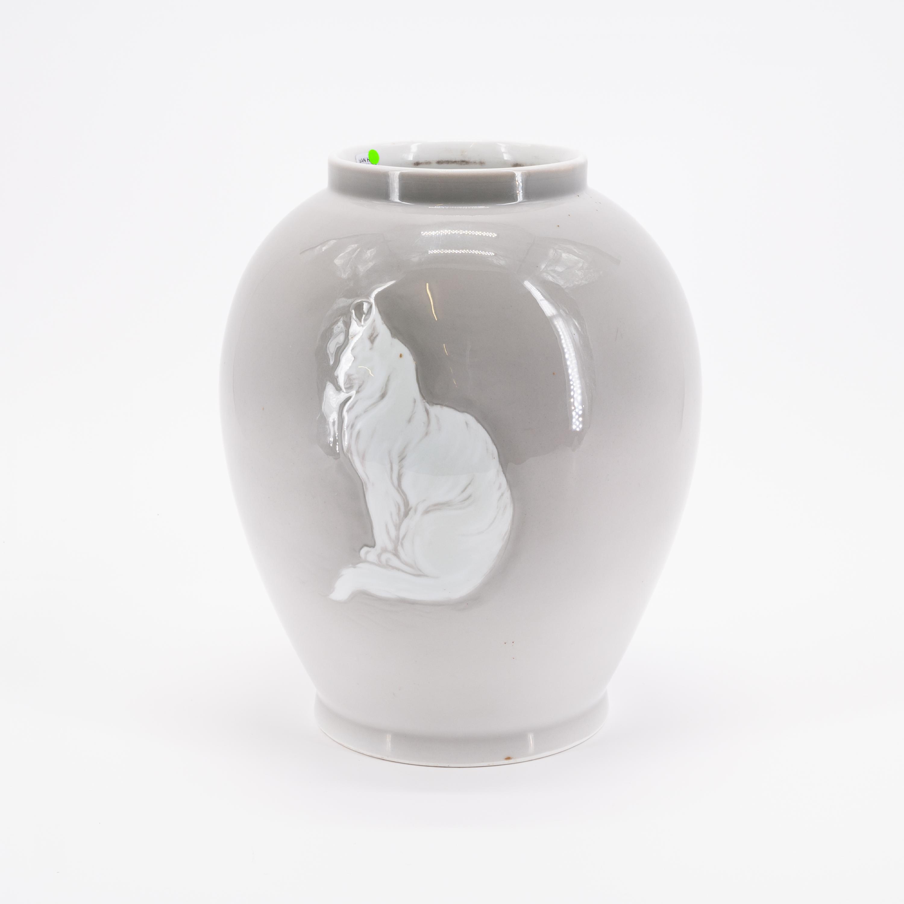 LARGE PORCELAIN VASE WITH PLAYING CATS - Image 4 of 7