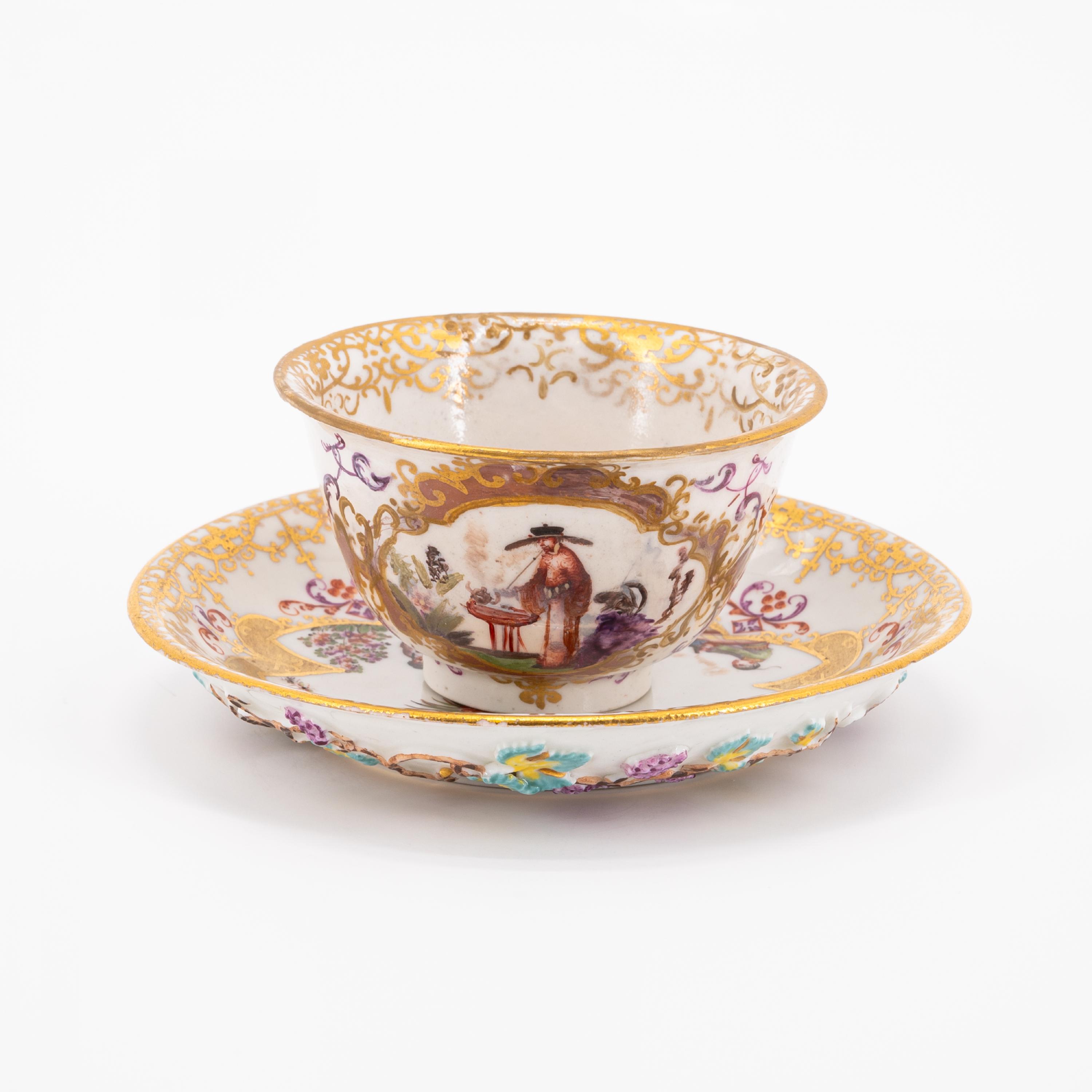 TWO PORCELAIN TEA BOWLS WITH SAUCERS AND CHINOISERIES IN CARTOUCHES WITH PURPLE LUSTRE - Image 8 of 11