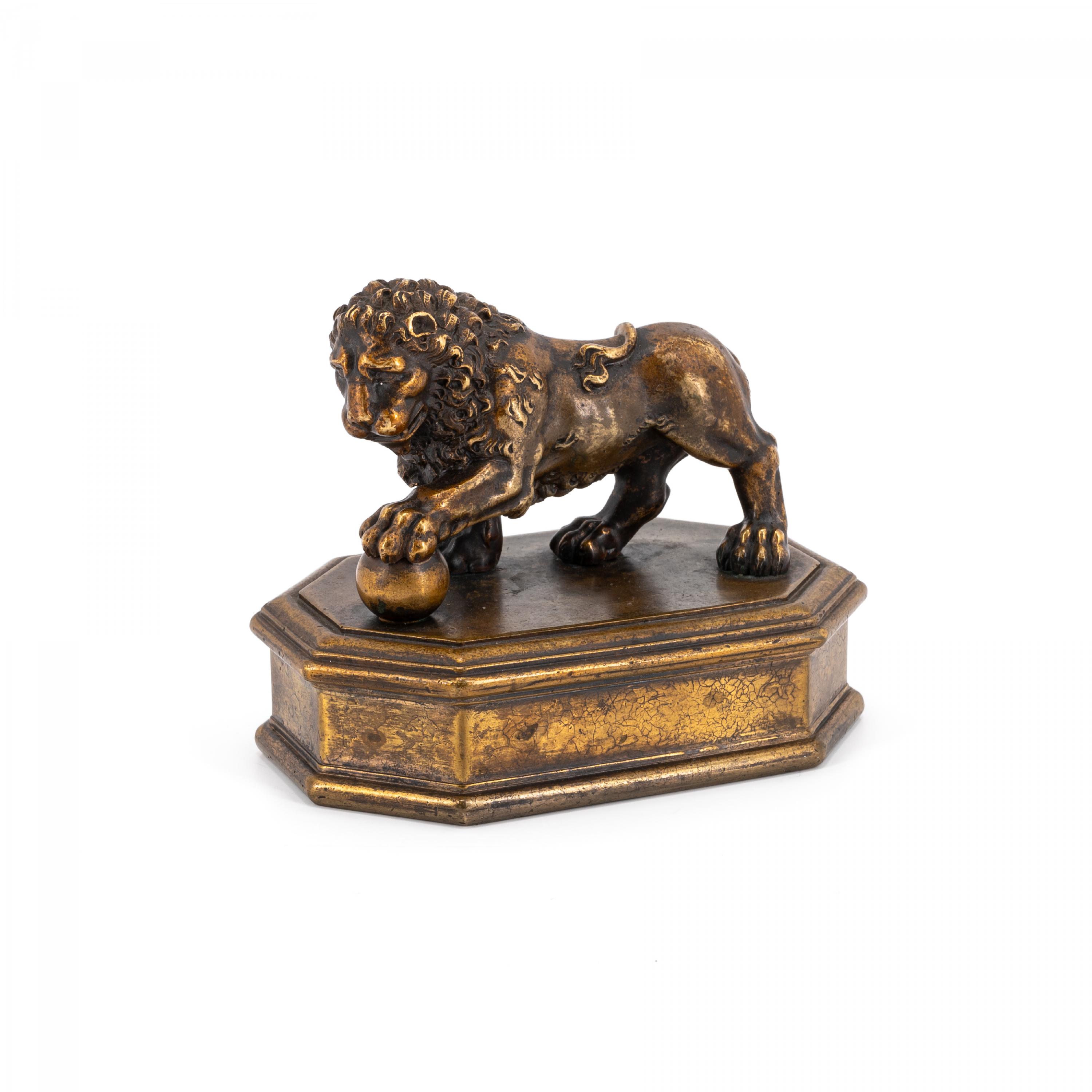 SMALL BRONZE SCULPTURE OF A LION ON A PEDESTAL - Image 2 of 6