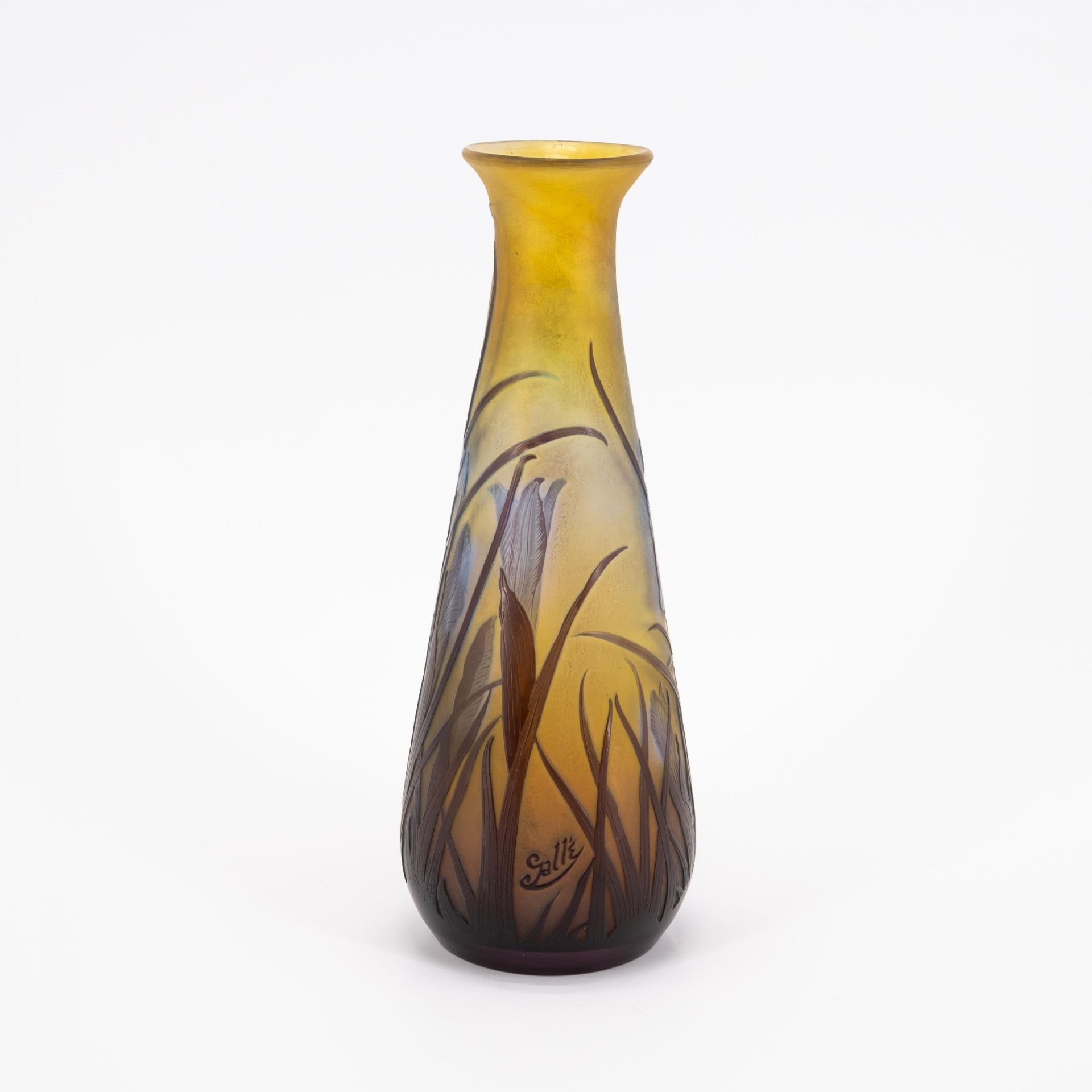 Keulenförmige Vase mit Schwertliliendekor - Bild 3 aus 6