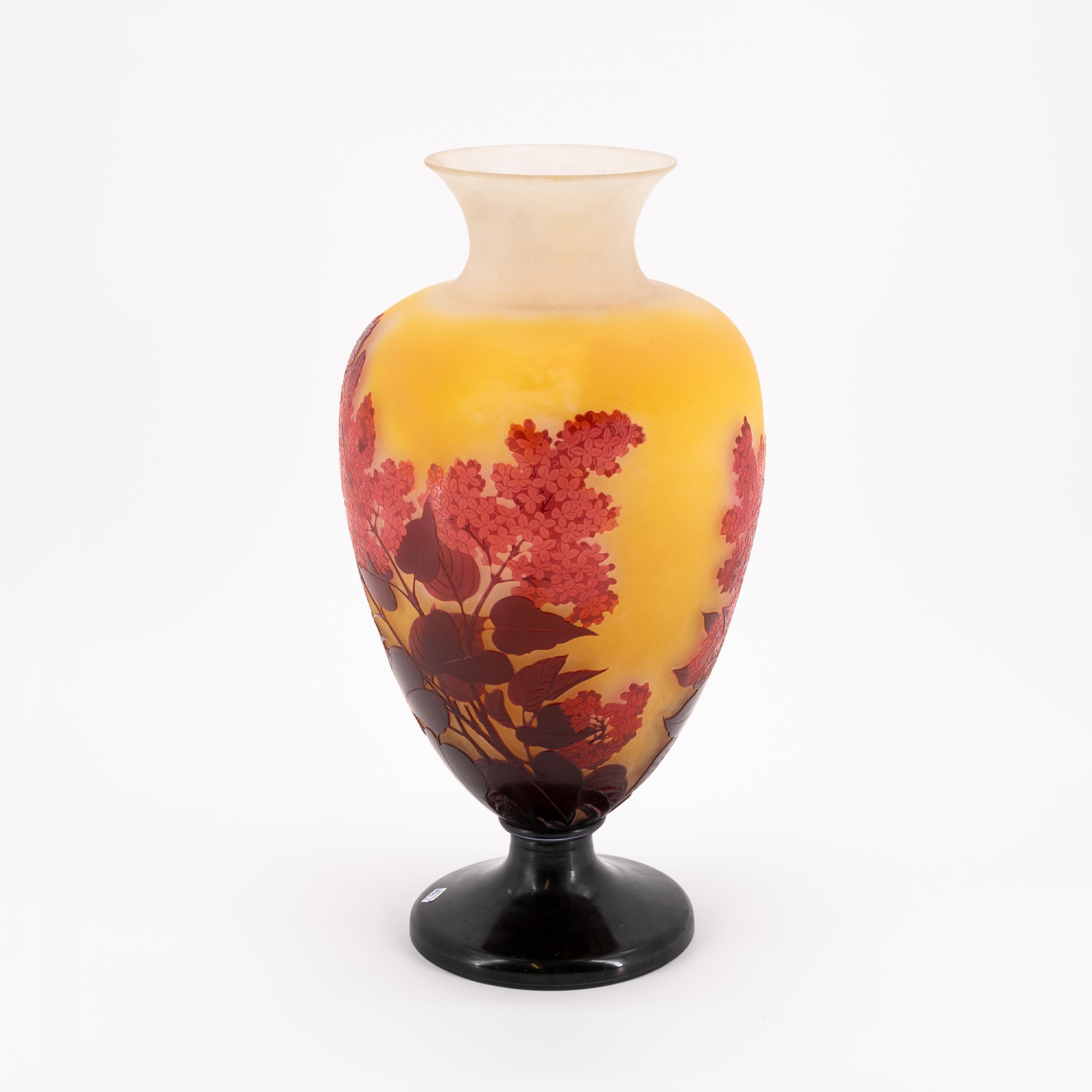 LARGE GLASS GOBLET VASE WITH LILAC BLOSSOMS - Image 5 of 8