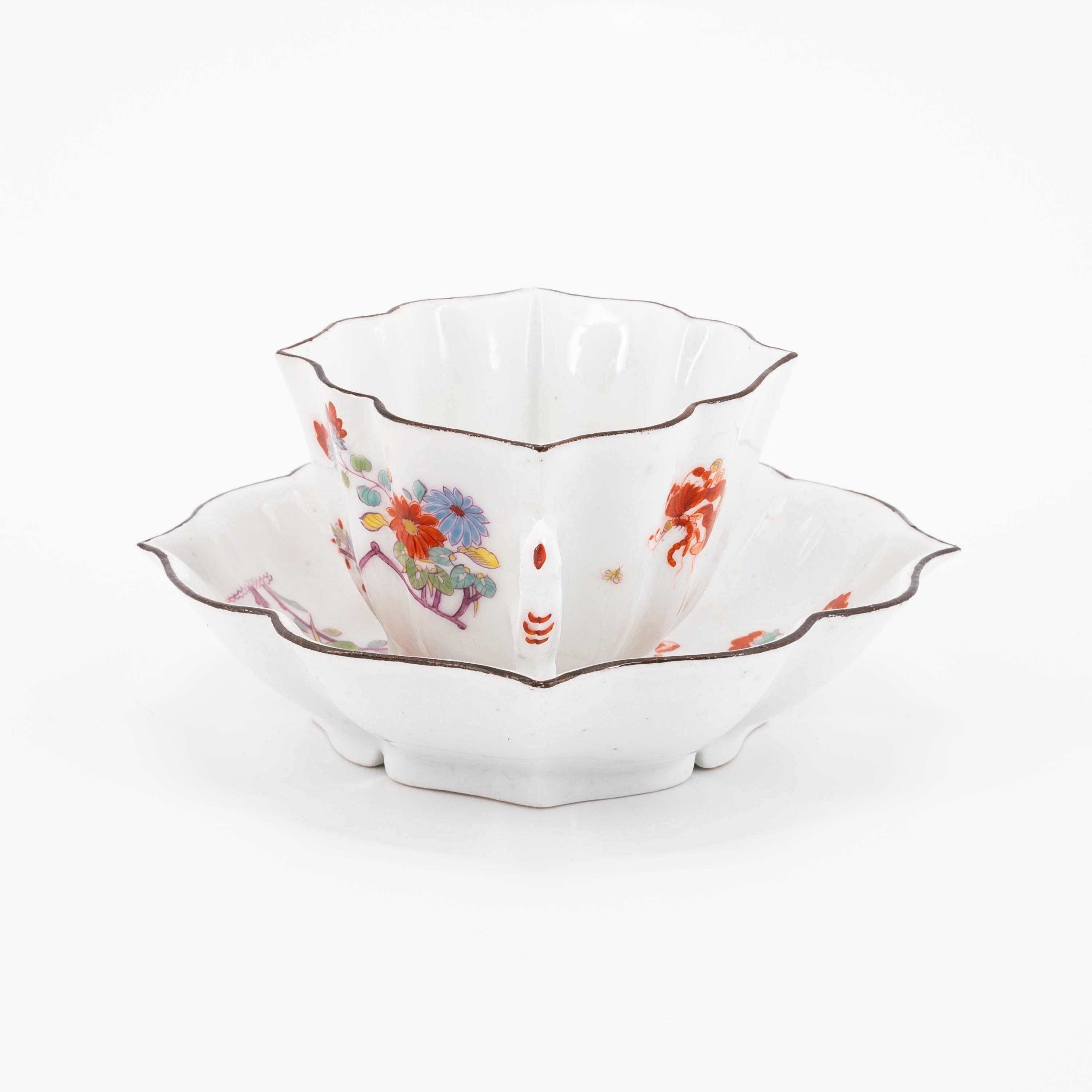 SCALLOPED PORCELAIN CUPS AND SAUCERS WITH KAKIEMON DECOR - Image 2 of 6