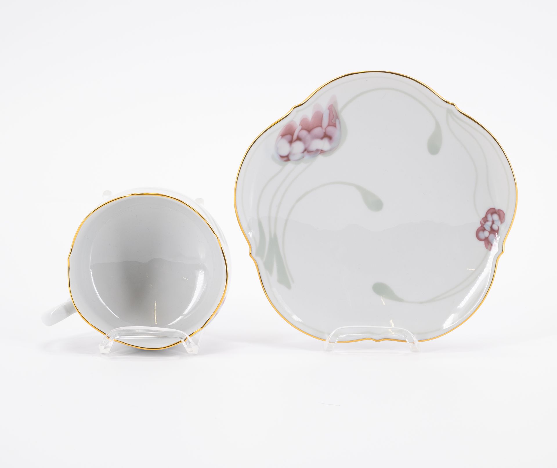 PORCELAIN TEA SERVICE FOR SIX IN THE 'LARGE CUT-OUT' SHAPE WITH 'WINDFLOWER' DECORATION - Image 5 of 18