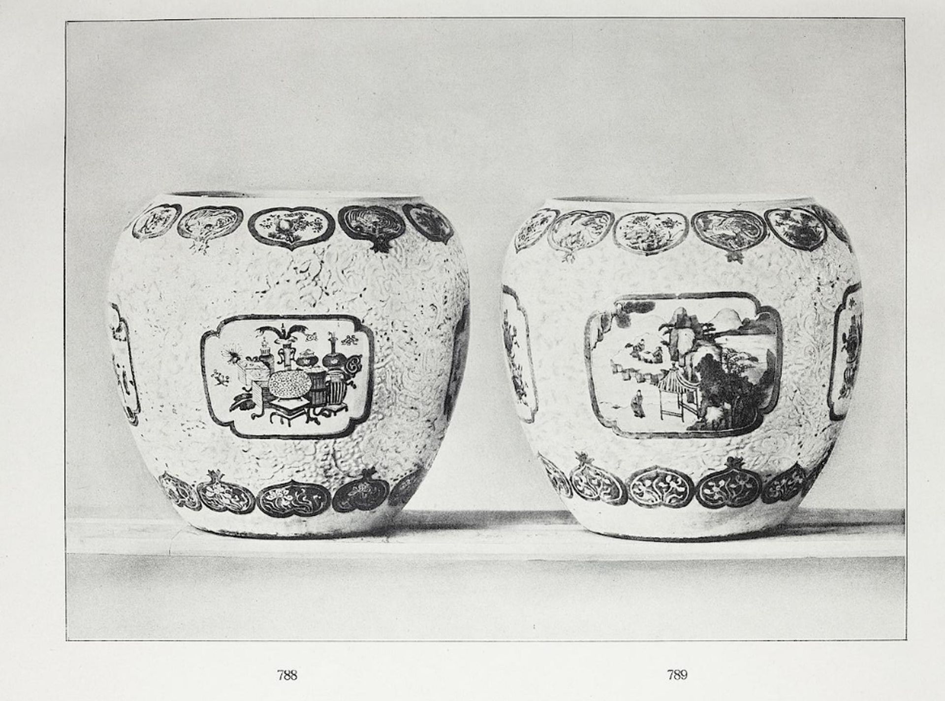 PAIR OF IMPORTANT PORCELAIN JARDINIÉRES WITH CUT PEONY DECORATION - Image 4 of 4