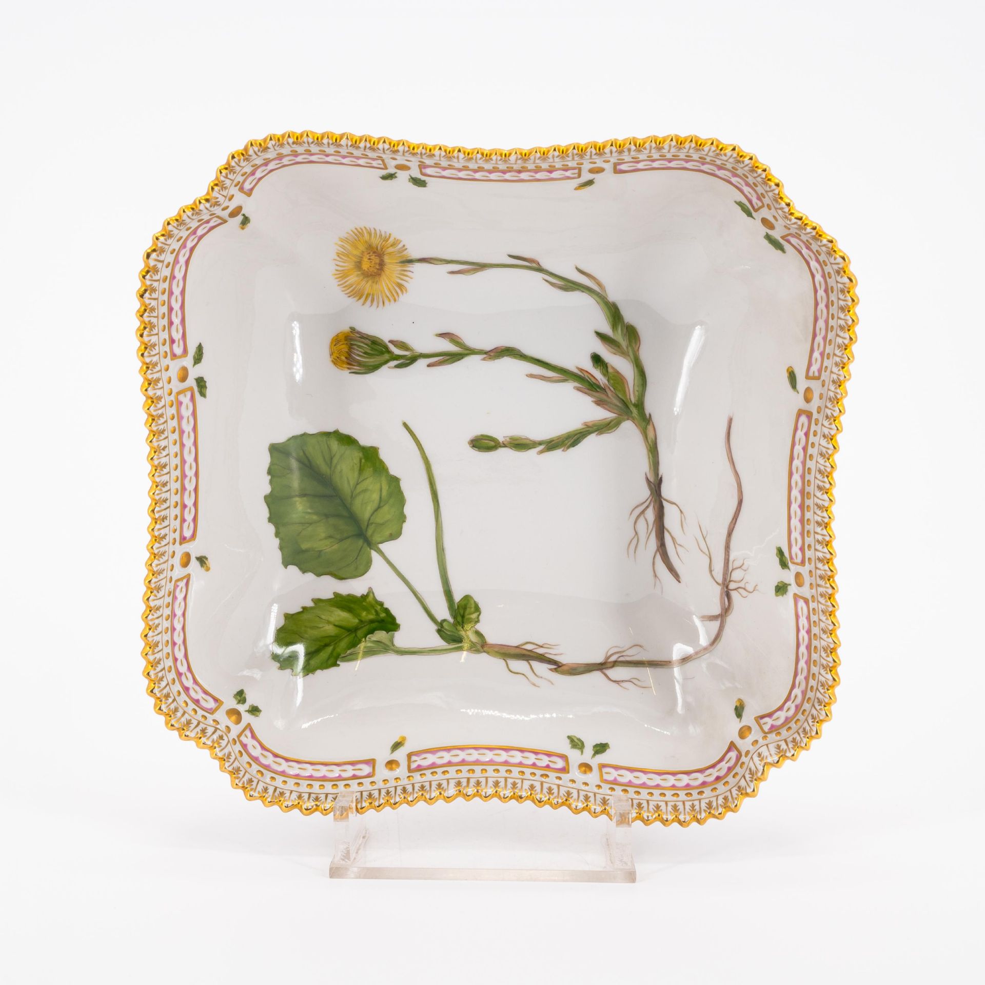 18 PIECES FROM A PORCELAIN DINNER SERVICE 'FLORA DANICA' - Image 11 of 26
