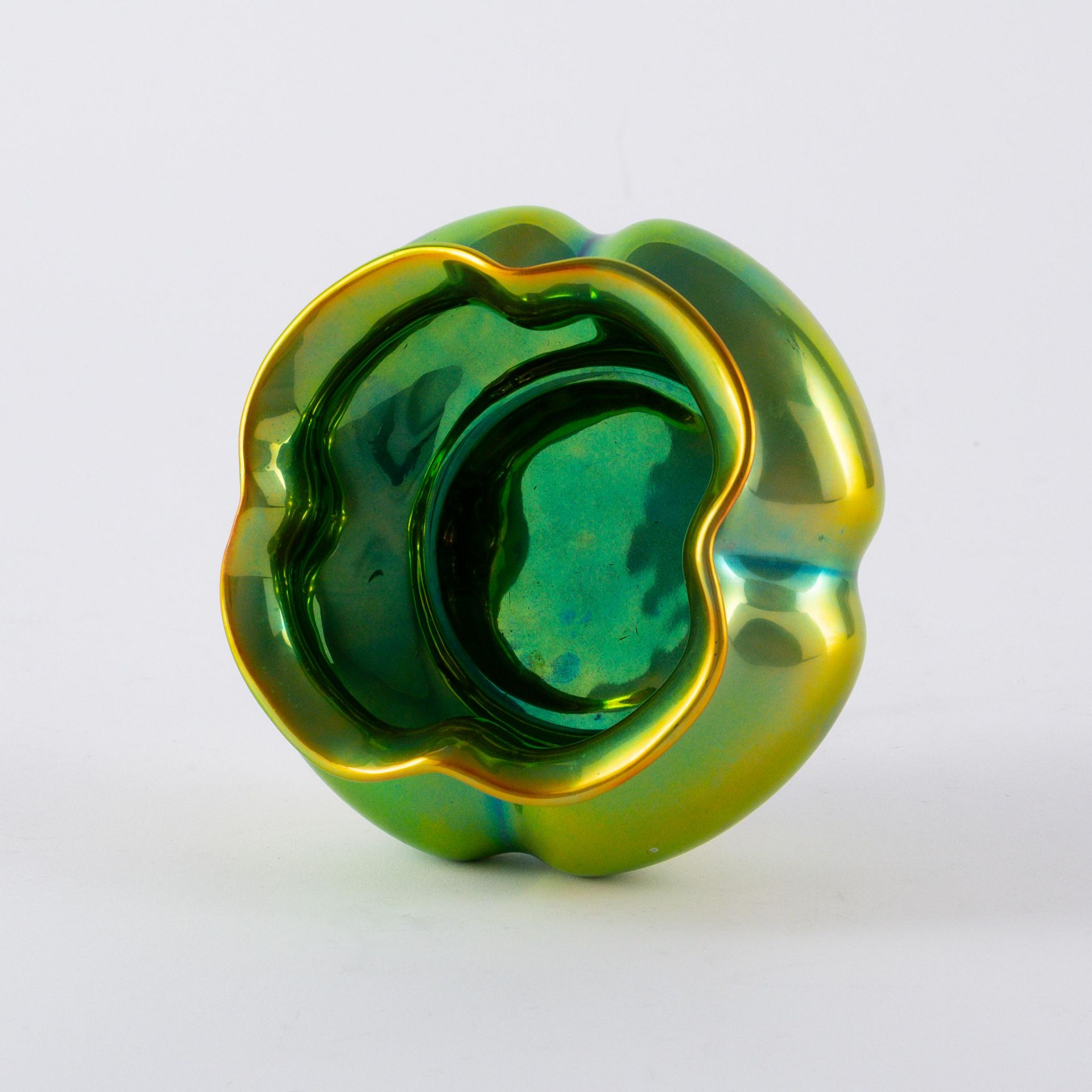 Gruppe von drei irisierend grünen Porzellanschalen - Bild 5 aus 9