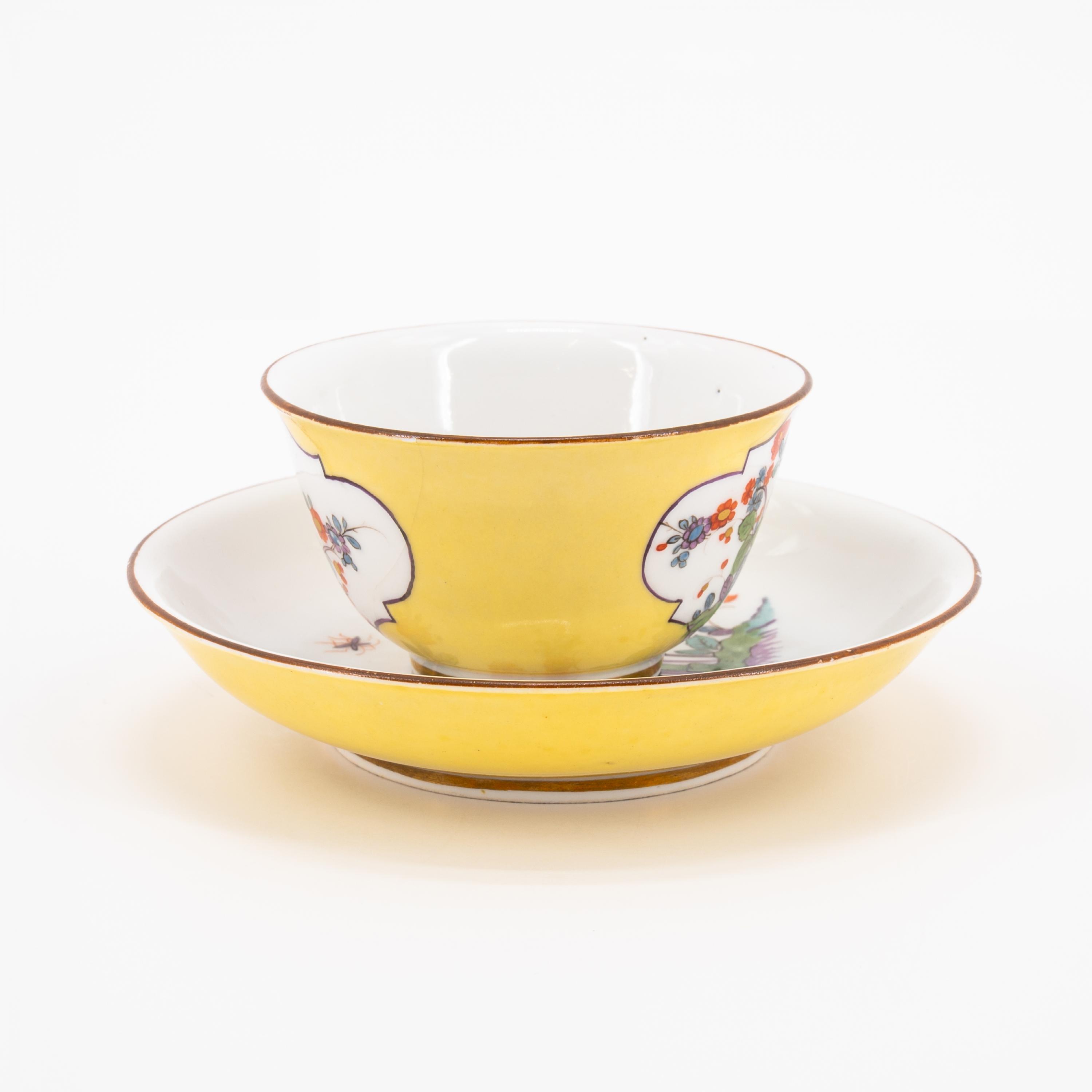 TWO PORCELAIN TEA BOWLS AND TWO SAUCERS WITH YELLOW GROUND AND KAKIEMON - Image 9 of 11