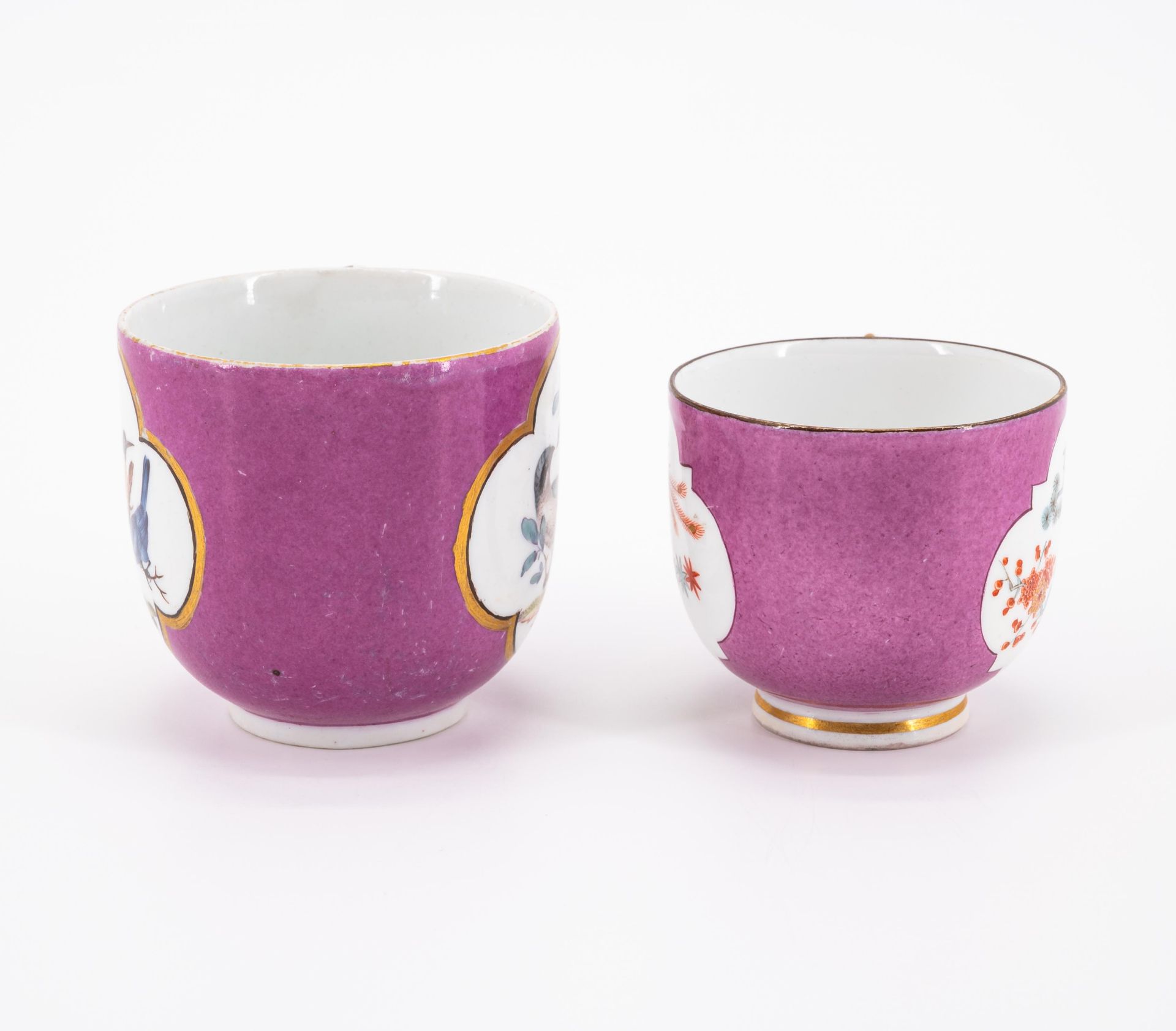 Eine Tasse und Untertasse mit Wachteldekor & zwei Tassen mit Purpurfond und Vogeldekoren - Bild 4 aus 11
