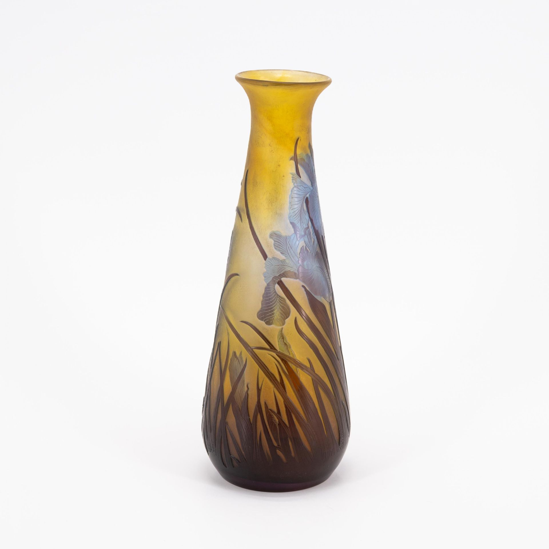 Keulenförmige Vase mit Schwertliliendekor - Bild 4 aus 6