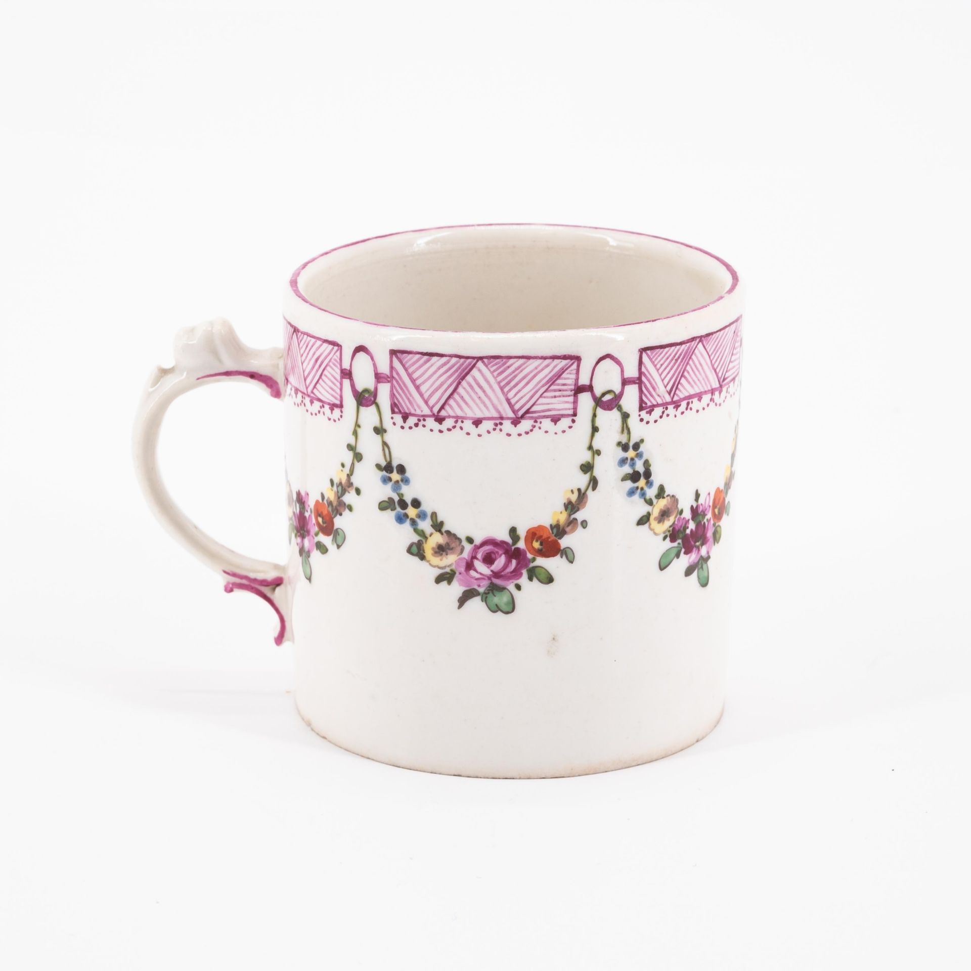 Kumme, drei Tassen & Untertassen mit figürlichen und floralen Dekoren - Bild 9 aus 22