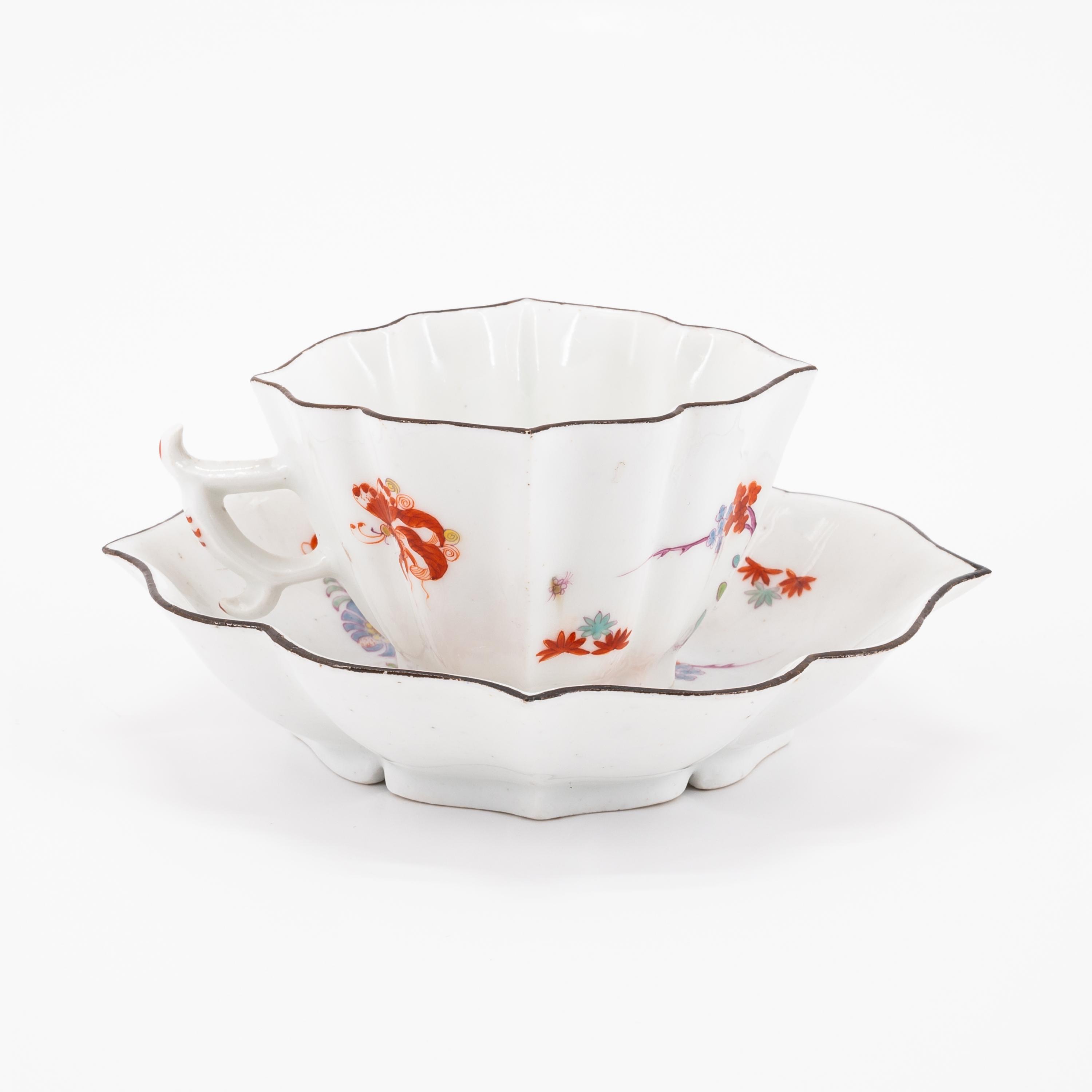 SCALLOPED PORCELAIN CUPS AND SAUCERS WITH KAKIEMON DECOR - Image 3 of 6