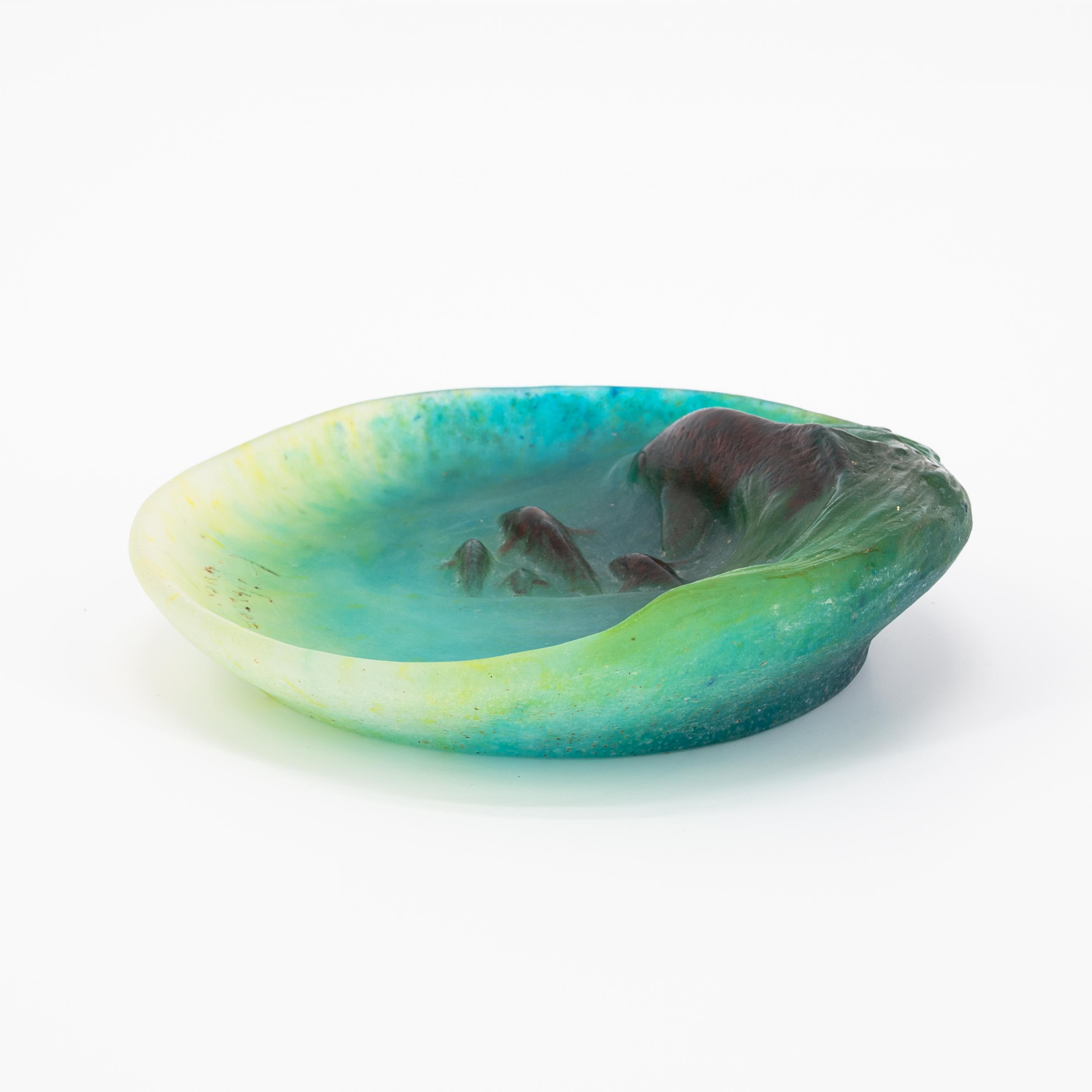 PÂTE DE VERRE BOWL WITH FISH FAMILY - Image 2 of 4