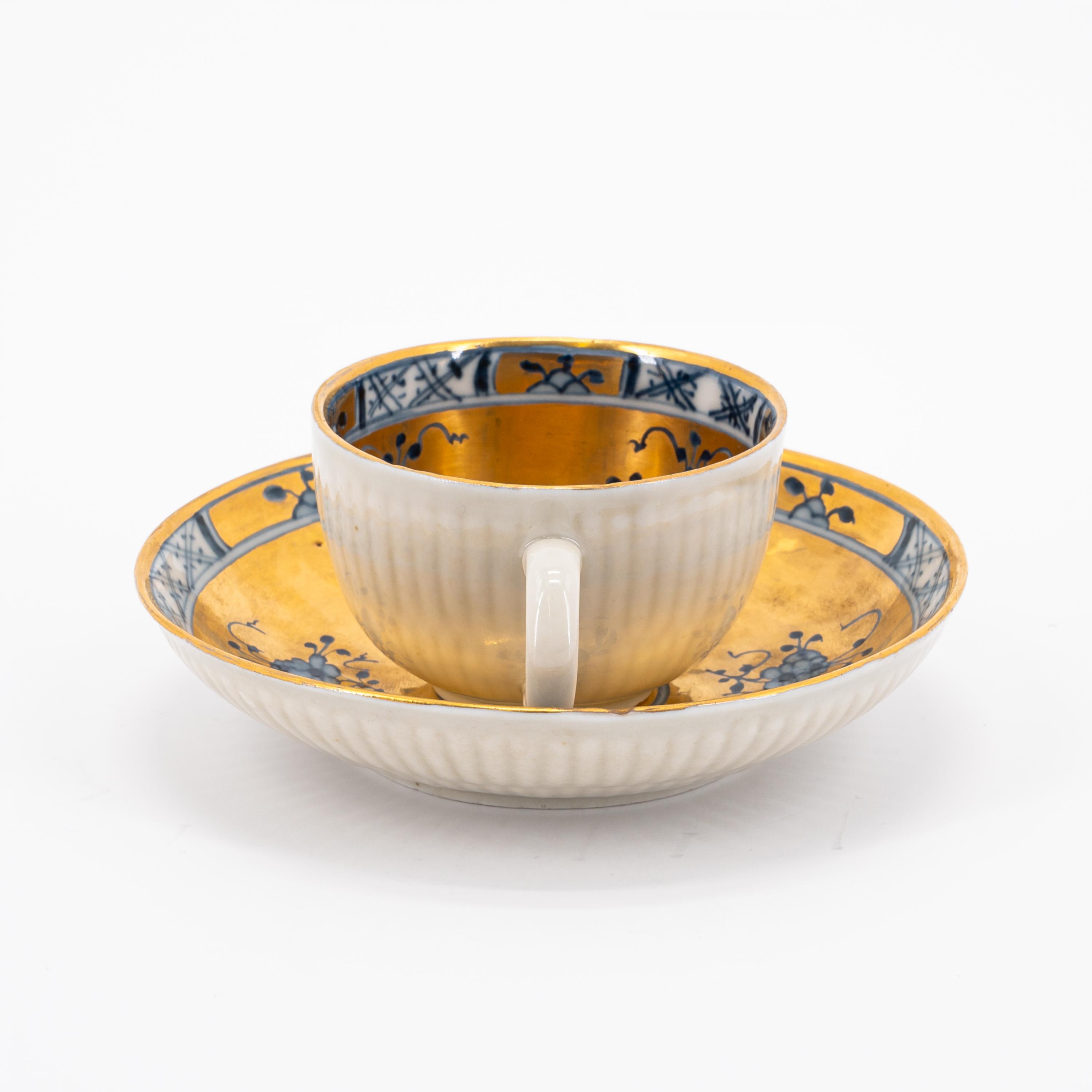 PORCELAIN ENSEMBLE OF SLOP BOWL, TWO CUPS AND SAUCERS WITH GILDED DECOR - Image 2 of 16