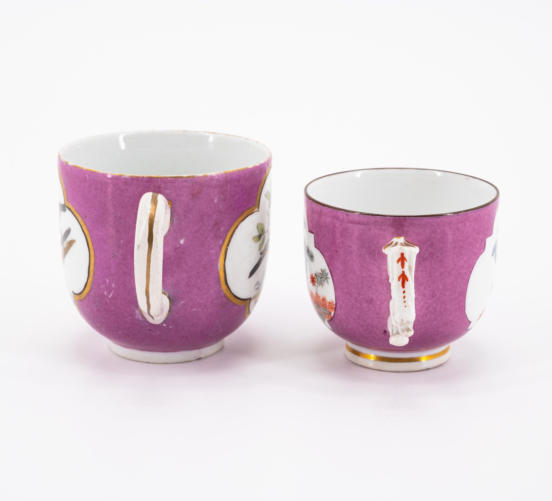 Eine Tasse und Untertasse mit Wachteldekor & zwei Tassen mit Purpurfond und Vogeldekoren - Bild 2 aus 11