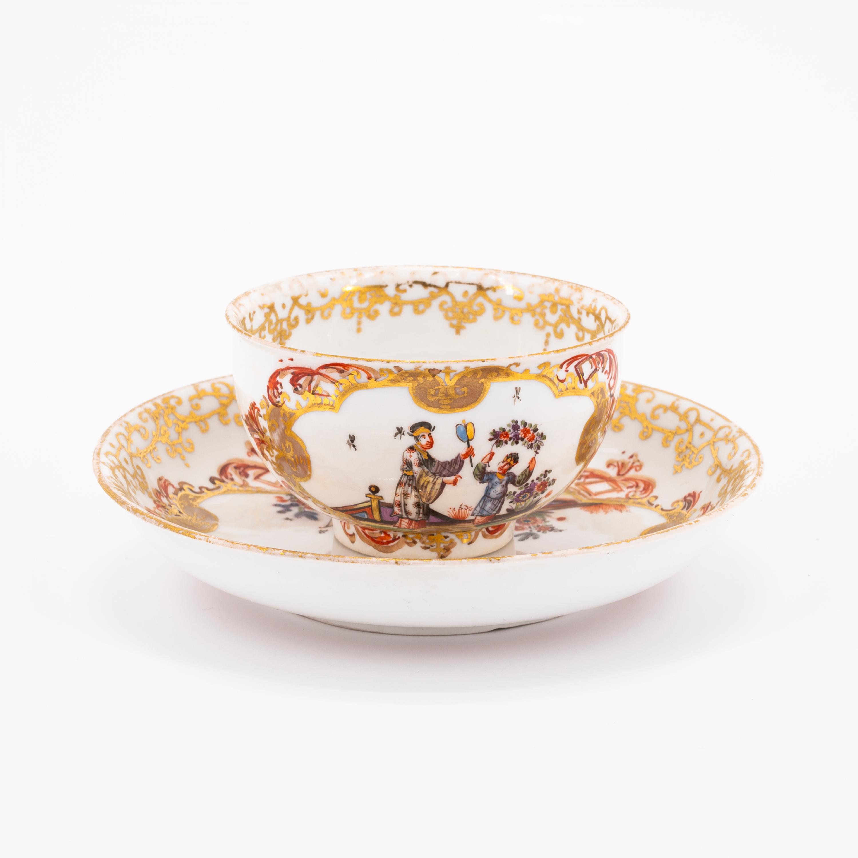 TWO PORCELAIN TEA BOWLS WITH SAUCERS AND CHINOISEIES IN CARTOUCHES WITH FEATHER DECOR - Image 3 of 11