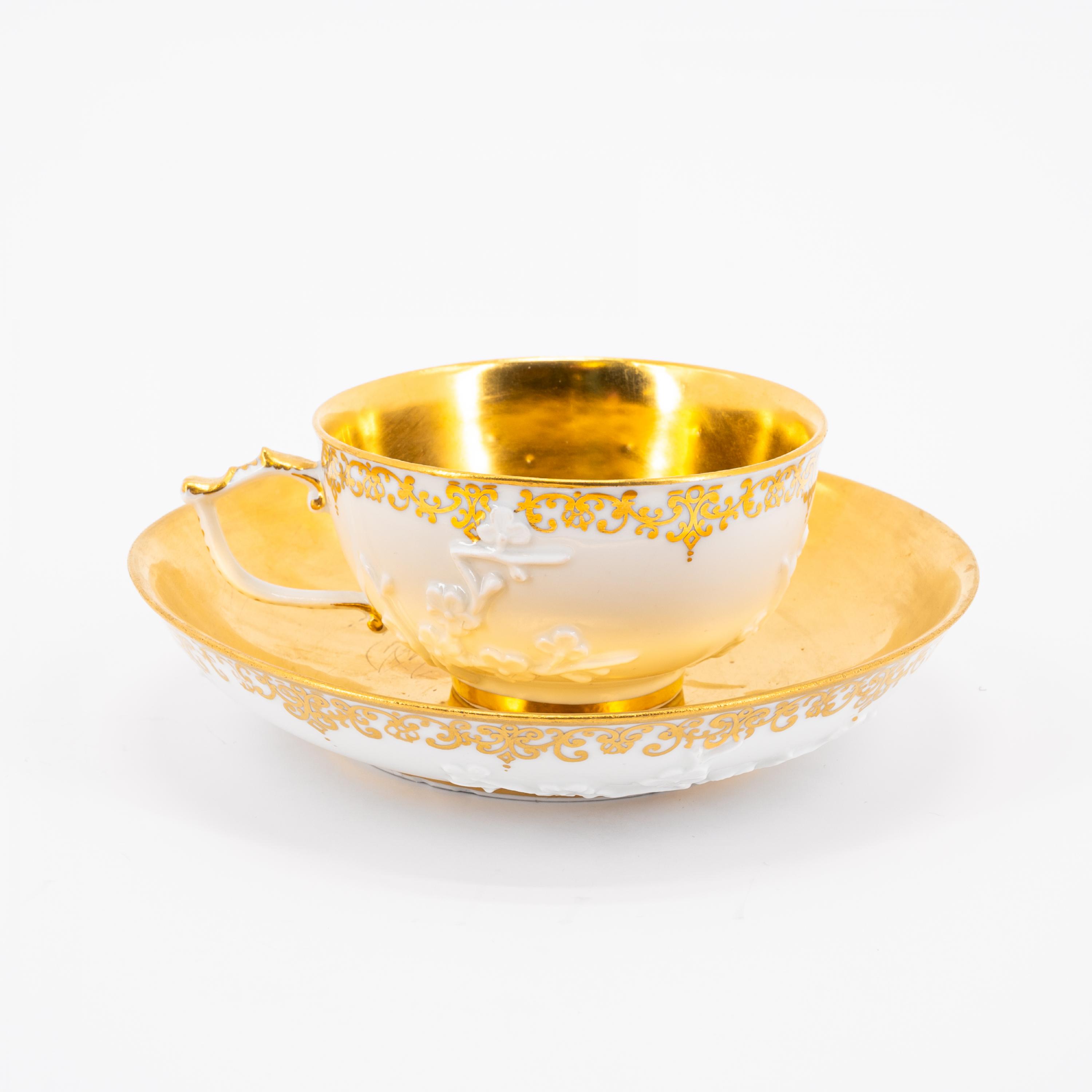 PORCELAIN ENSEMBLE OF SLOP BOWL, TWO CUPS AND SAUCERS WITH GILDED DECOR - Image 8 of 16