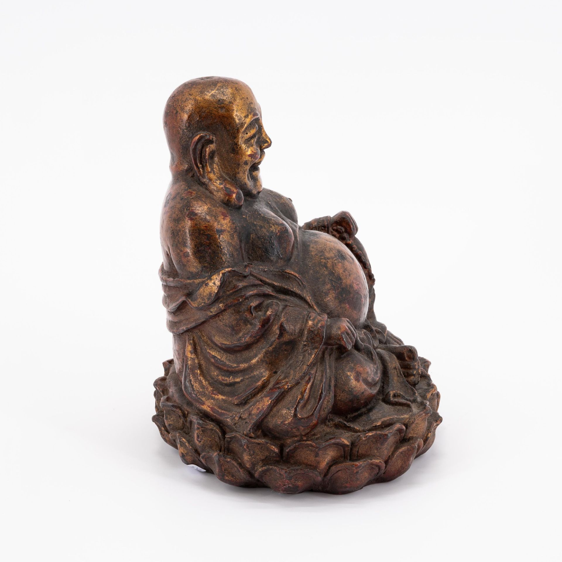 Figur eines sitzenden, lachenden Glücksgottes Budai - Bild 4 aus 5