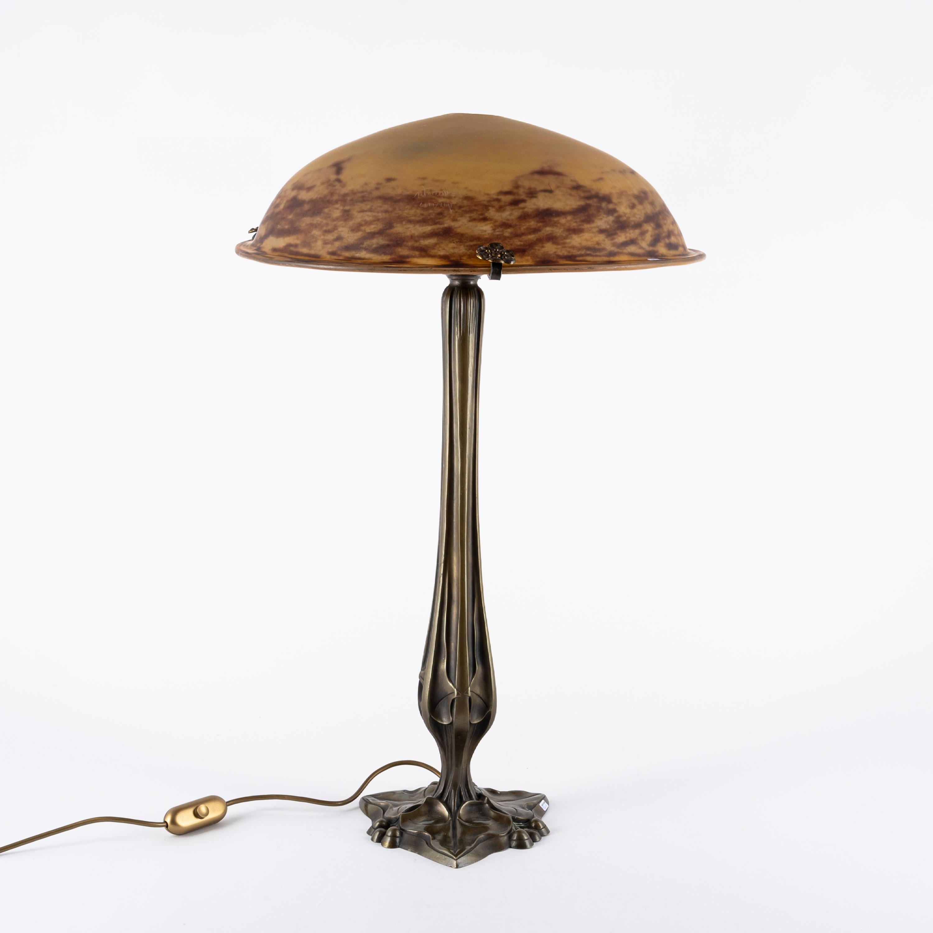 LARGE GLASS TABLE LAMP WITH METAL FOOT - Image 2 of 6