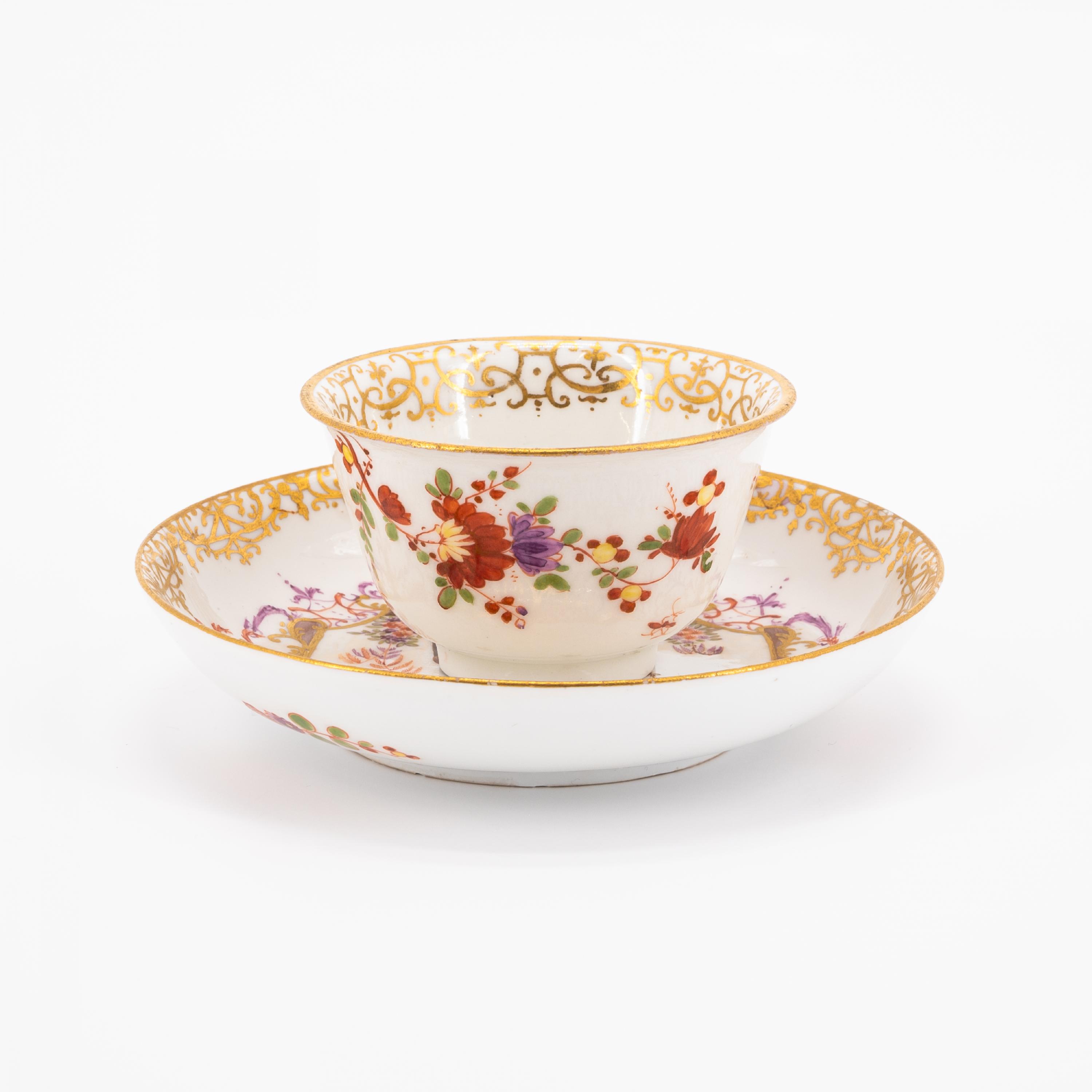 TWO PORCELAIN TEA BOWLS WITH SAUERES AND CHINOISERIES - Image 8 of 11