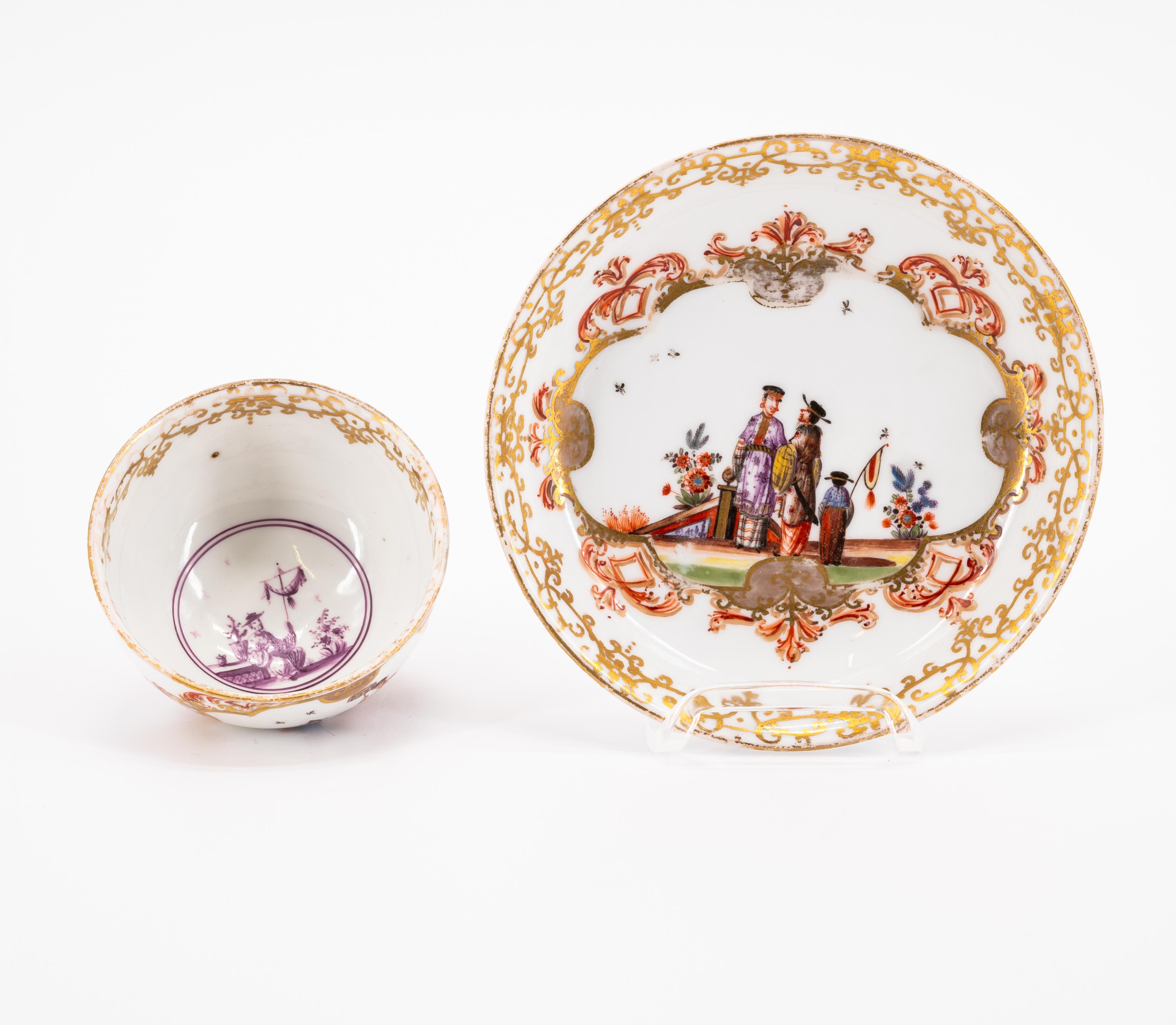 TWO PORCELAIN TEA BOWLS WITH SAUCERS AND CHINOISEIES IN CARTOUCHES WITH FEATHER DECOR - Image 5 of 11