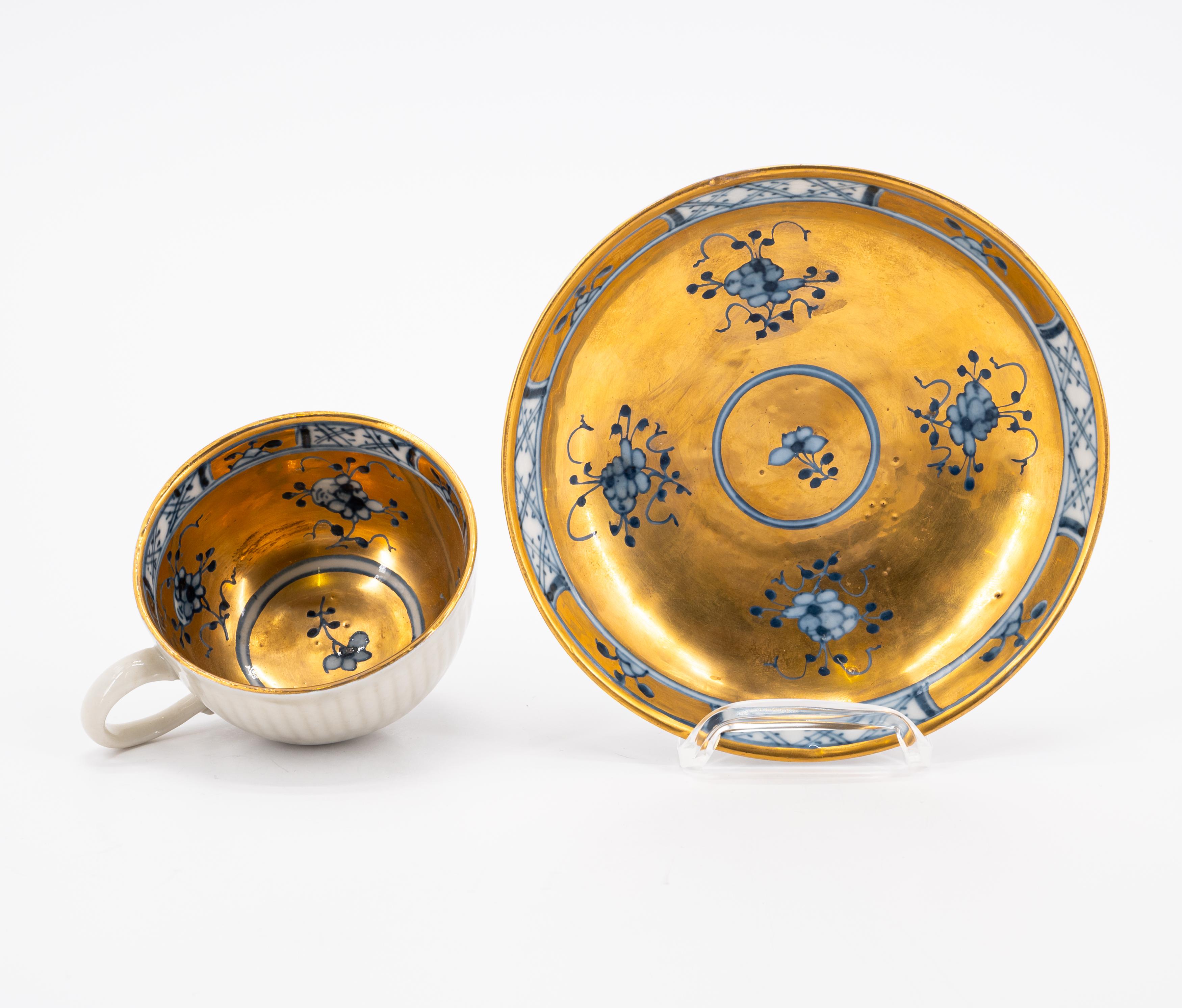 PORCELAIN ENSEMBLE OF SLOP BOWL, TWO CUPS AND SAUCERS WITH GILDED DECOR - Image 5 of 16