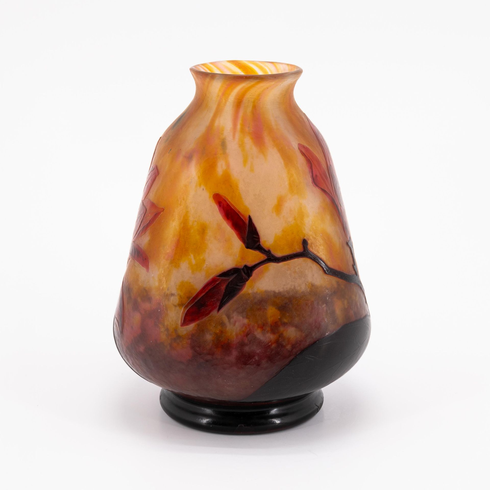 GLASS VASE WITH MAGNOLIA BRANCHES - Image 4 of 7