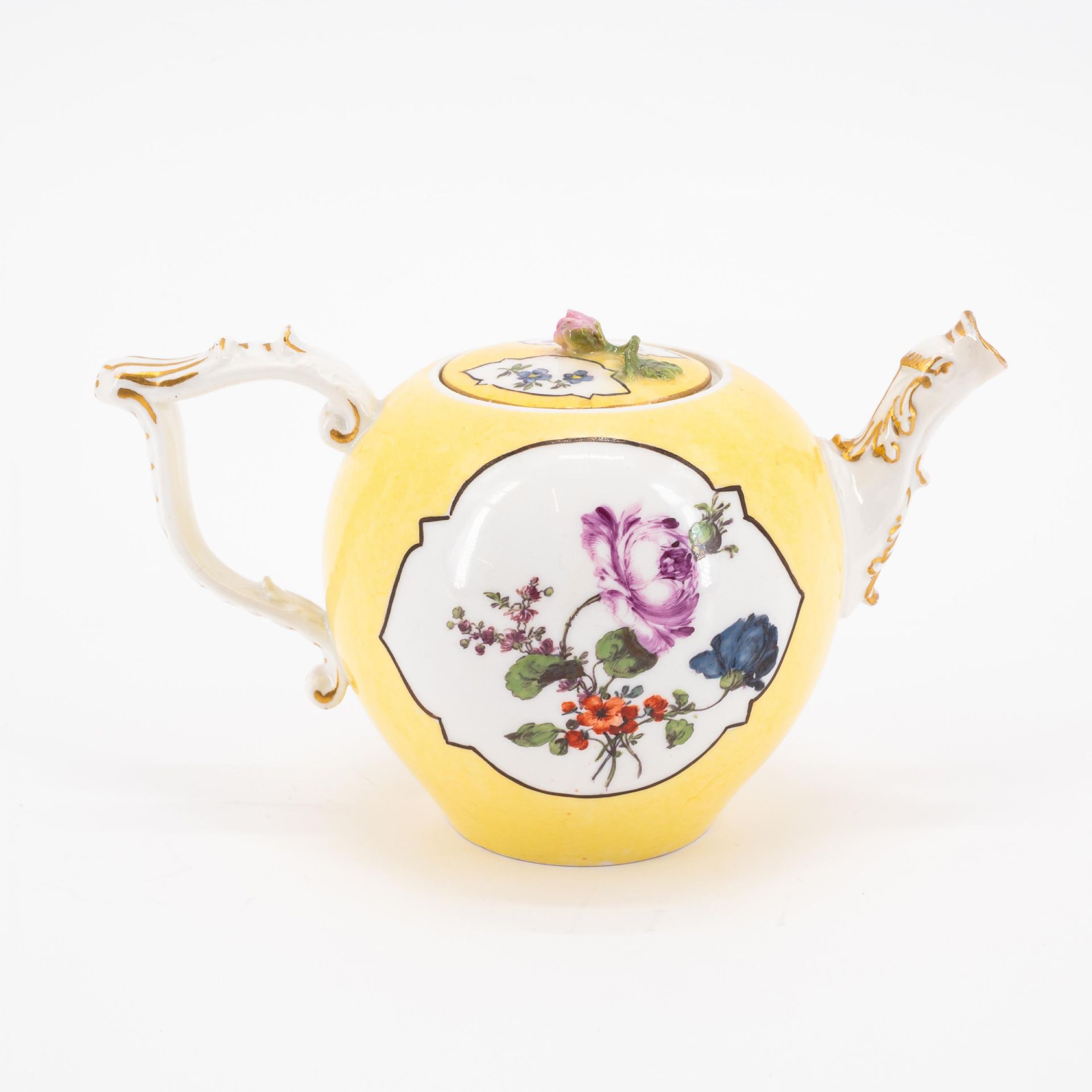 Teekanne, zwei Tassen und Untertassen mit gelbem Fond und ombrierter Blumenmalerei - Bild 8 aus 11