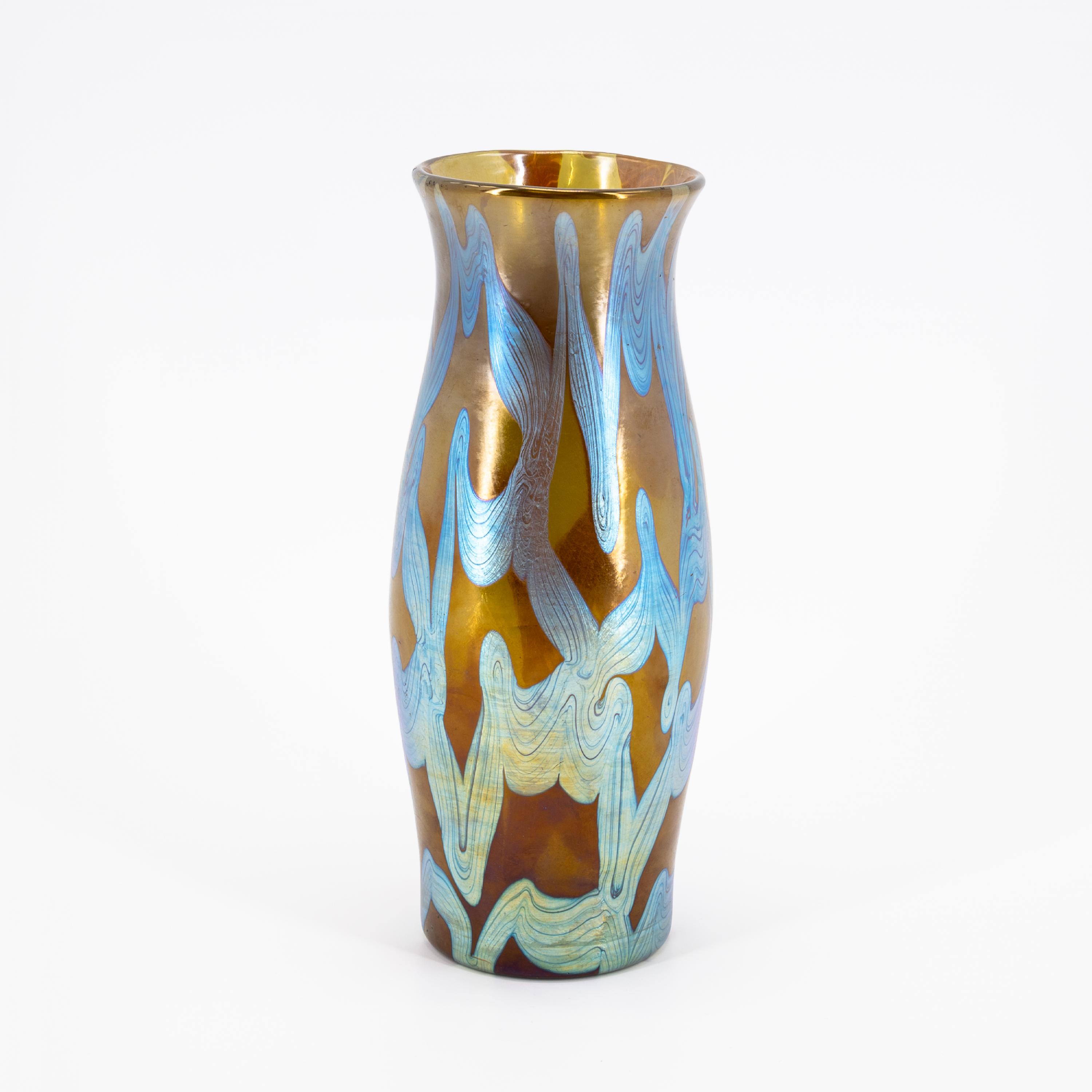 SMALL OVERLAY GLASS VASE WITH 'BRONZE PHENOMENON' DECOR - Image 2 of 6